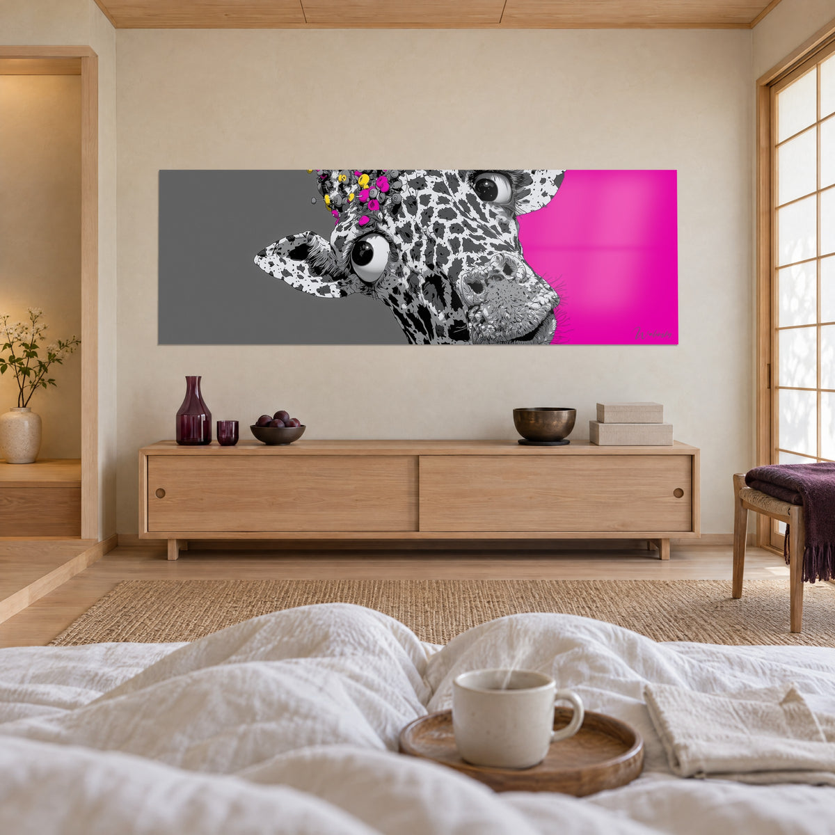 Gemälde Giraffenkopf schwarz-weiß, Hörner aus gelben und rosa Konfetti, fuchsiafarbener Hintergrund, über einem Bett in einem hellen Schlafzimmer