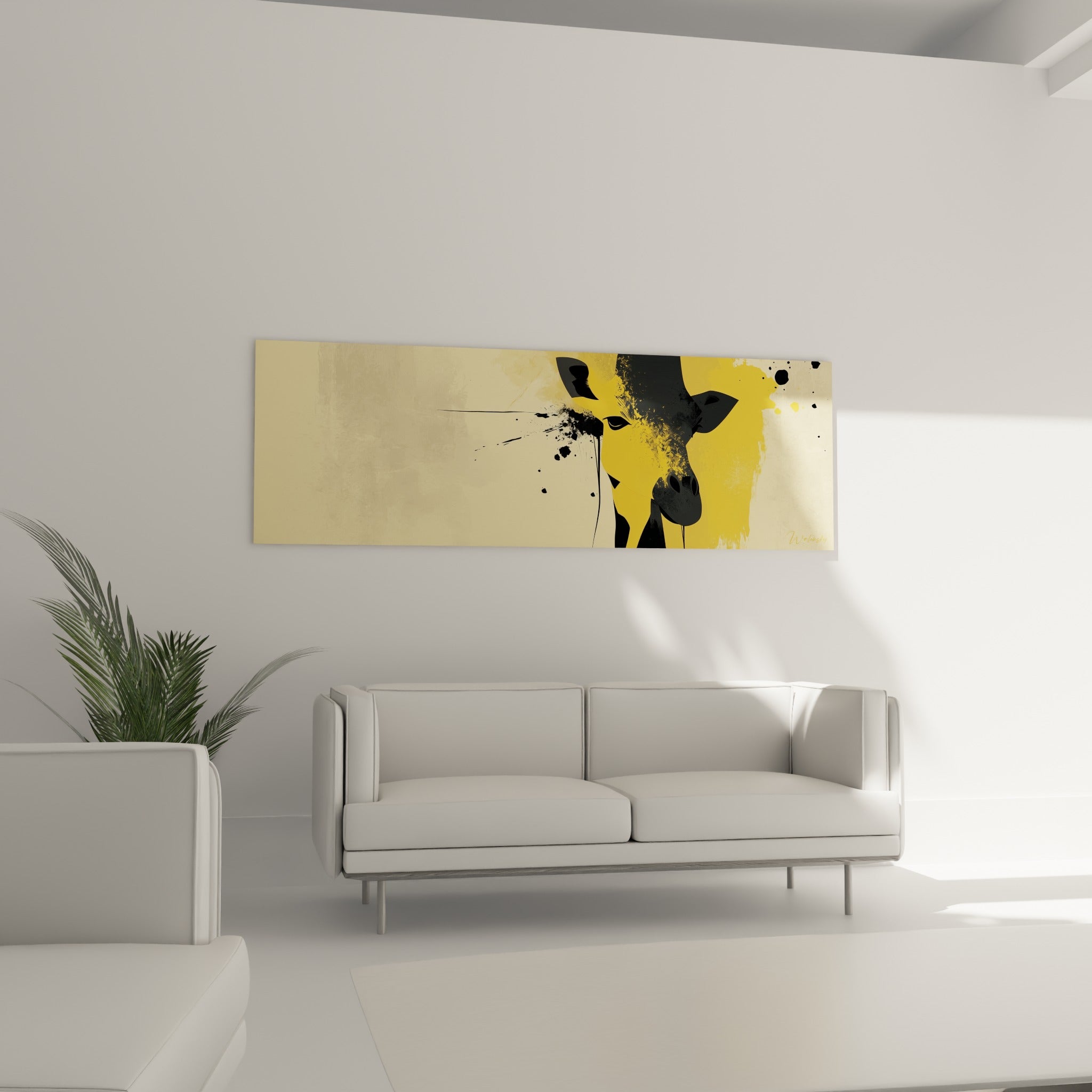 Tête de girafe graphique jaune vif et noir dense, suspendue au-dessus d'un canapé dans un salon lumineux
