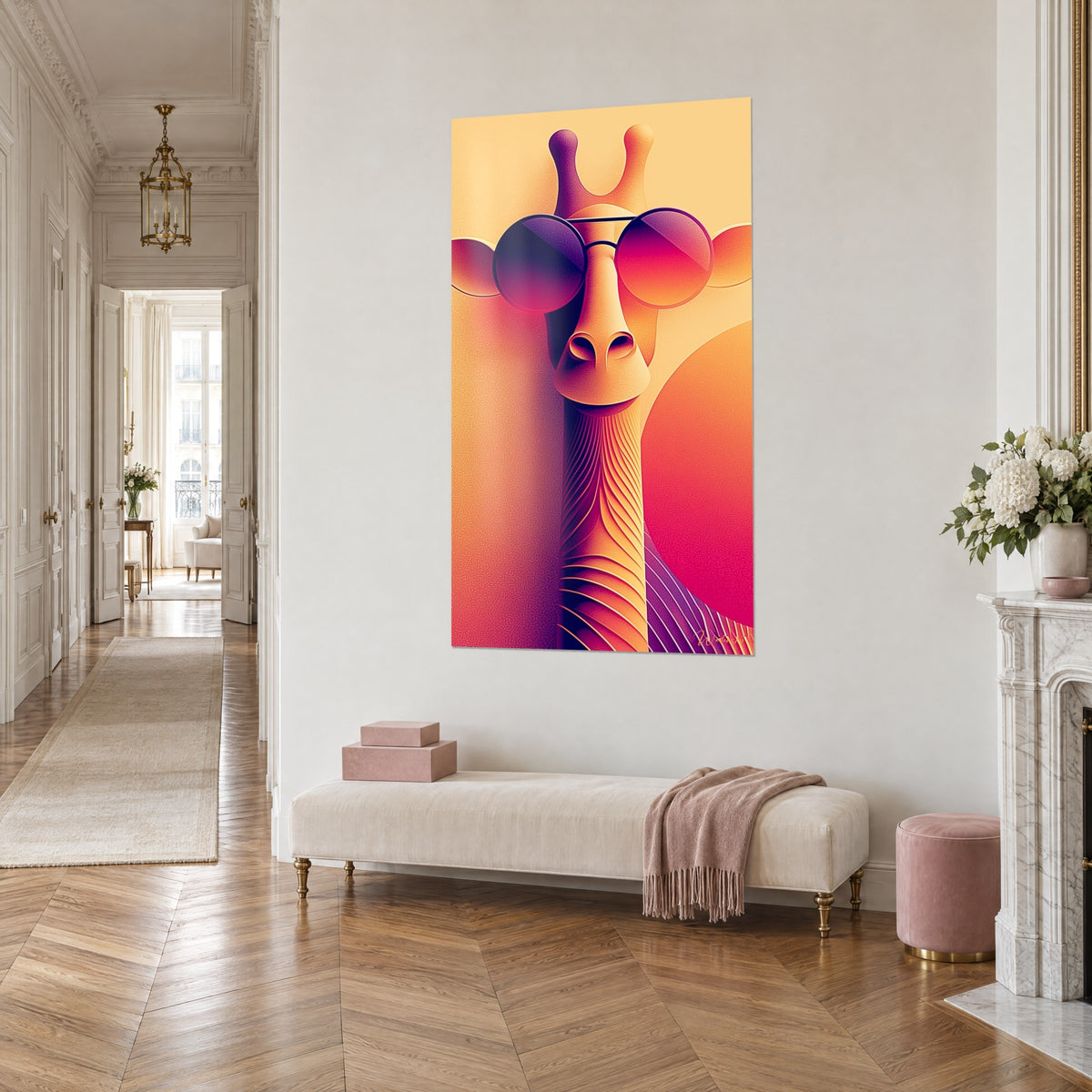 Gemälde Porträt einer hippen Giraffe, runde Gläser in Pflaumen- und Fuchsiafarbverlauf, oranger Kreis, dreiviertel Ansicht in einem weißen Flur