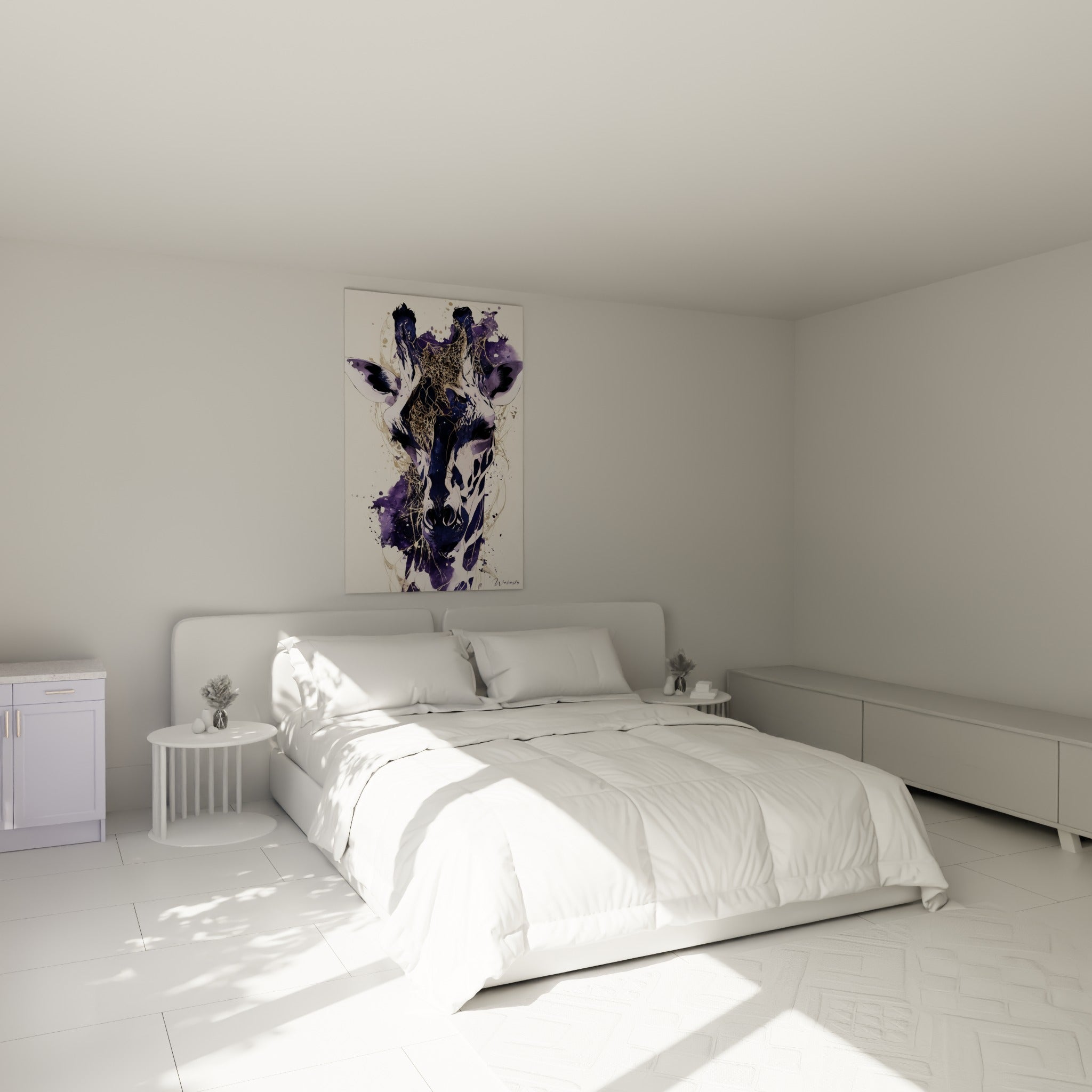 Portrait de girafe indigo et blanc aux éclaboussures dorées, accroché au-dessus d'un lit dans une chambre claire