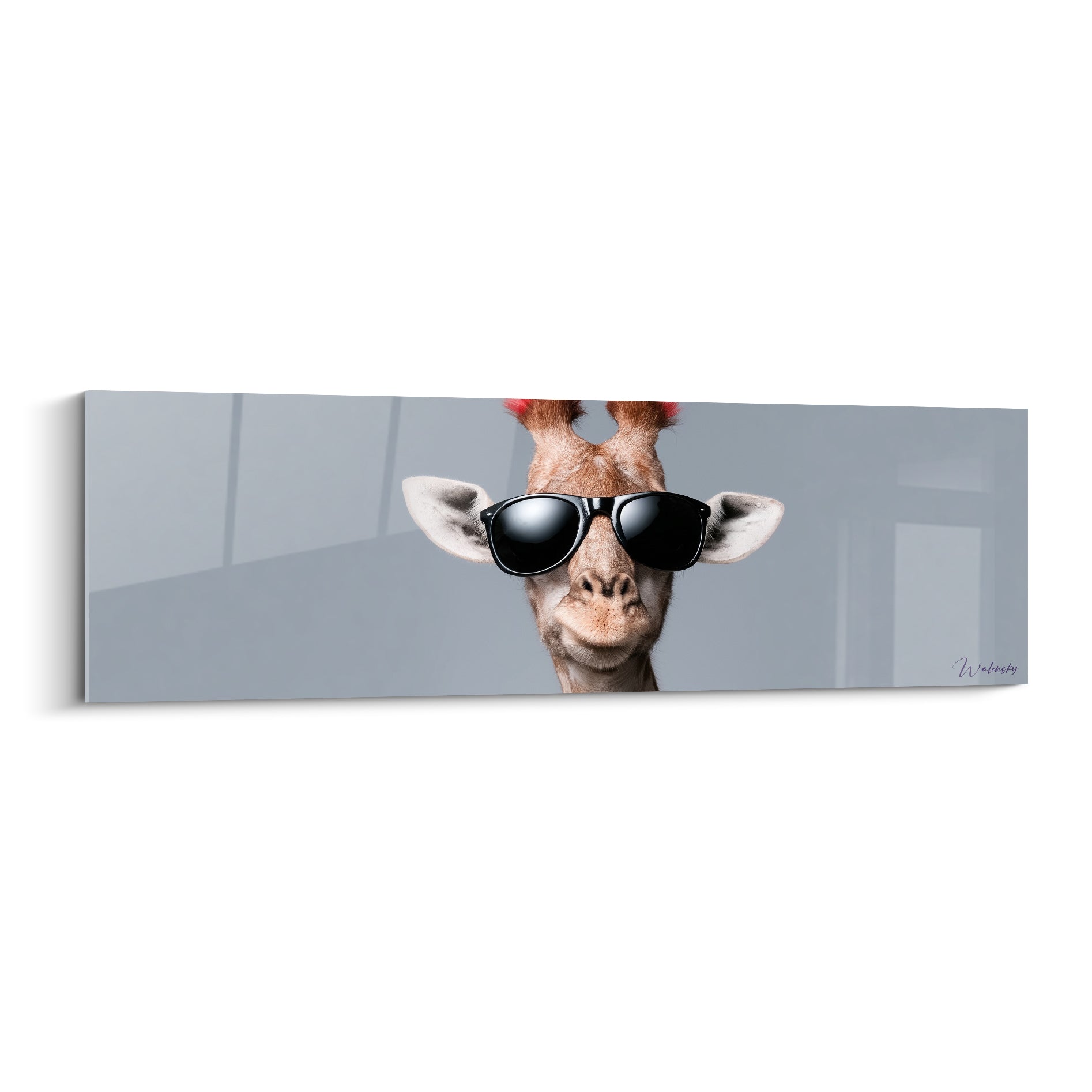 Girafe grise à lunettes noires, cornes rousses, fond gris épuré, style graphique