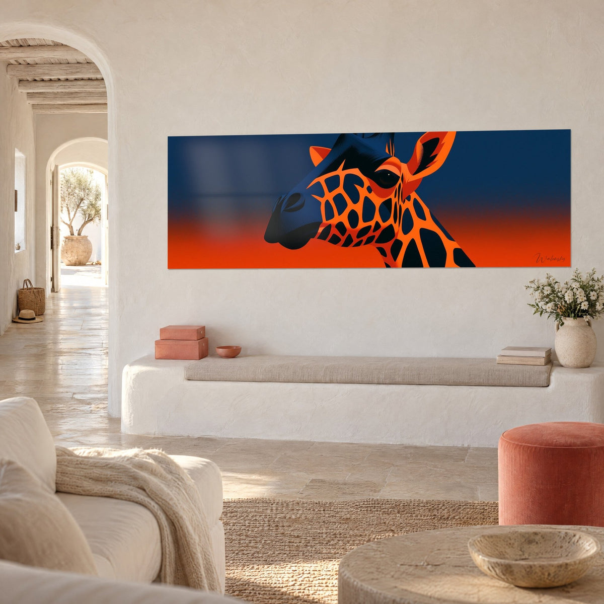 Quadro ritratto grafico di giraffa, collo lungo arancio e blu navy, cielo notturno che vira al rosso, muro bianco di una casa mediterranea
