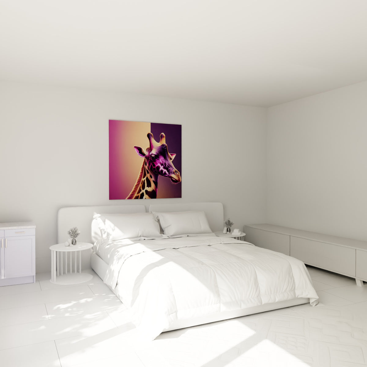 Portrait de girafe violette aux motifs dorés, accroché au-dessus d'un lit dans une chambre claire