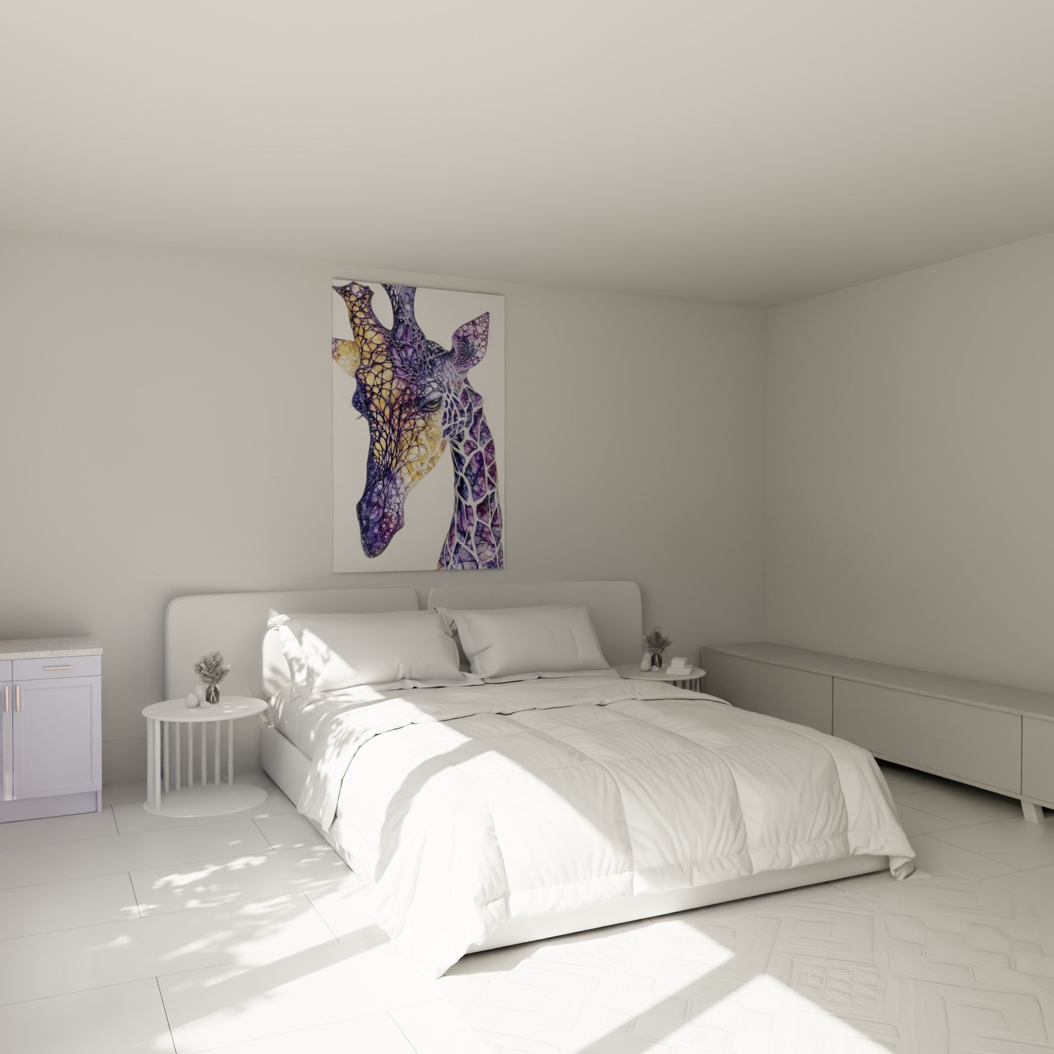 Tête de girafe mauve et or aux veines fines, accrochée au-dessus d'un lit dans une chambre claire