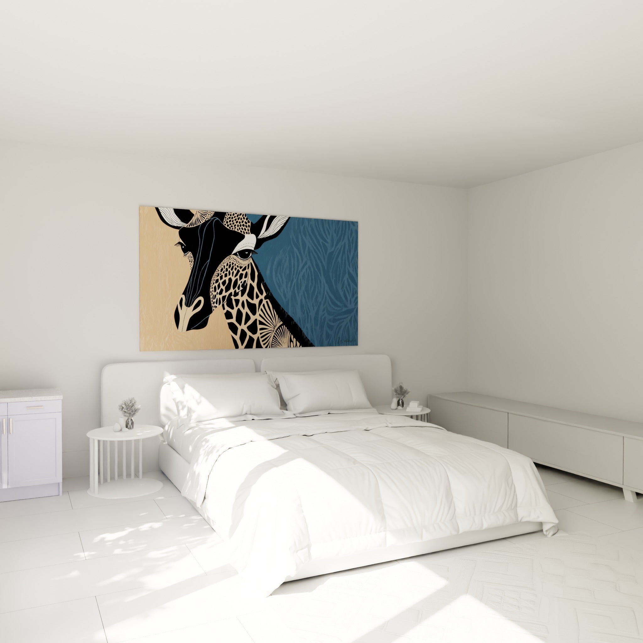 Portrait graphique de girafe en beige et bleu marine, au-dessus d'un lit dans une chambre claire.