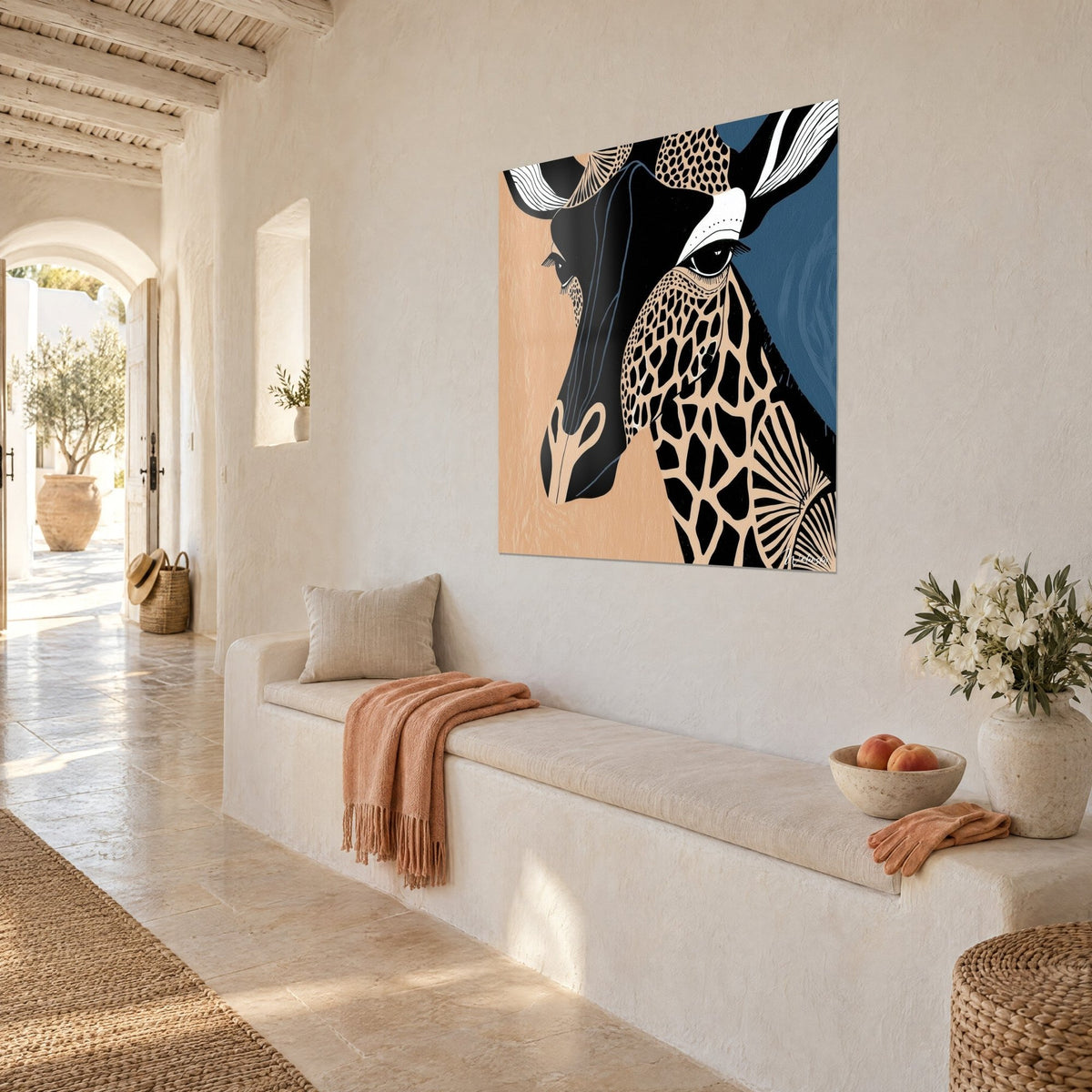 Quadro ritratto animalesco con grandi corna bianche striate, manto nero e sabbia, su parete intonacata sopra una panca