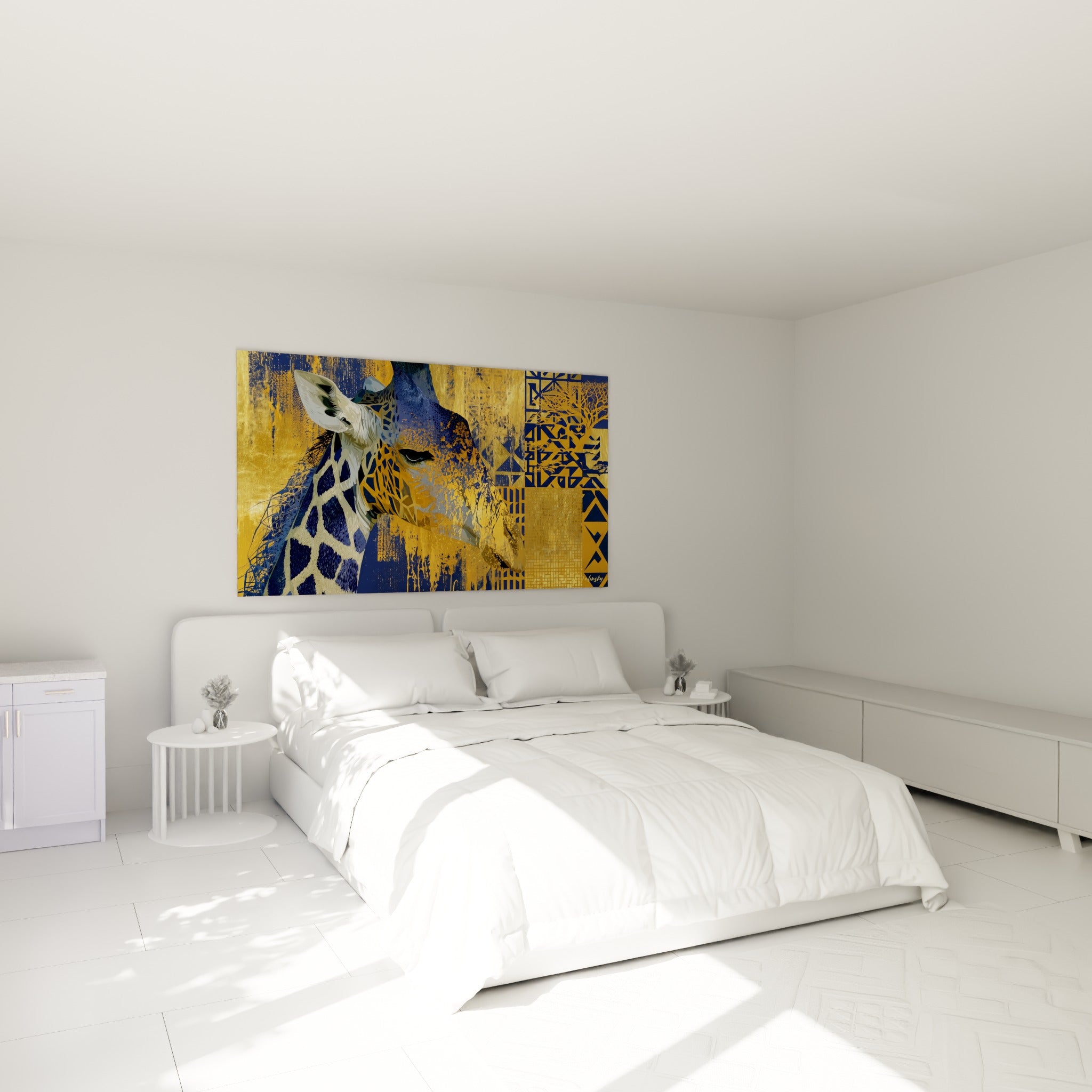 Cou de girafe orné de motifs dorés et bleu marine, accroché au-dessus d'un lit dans une chambre claire