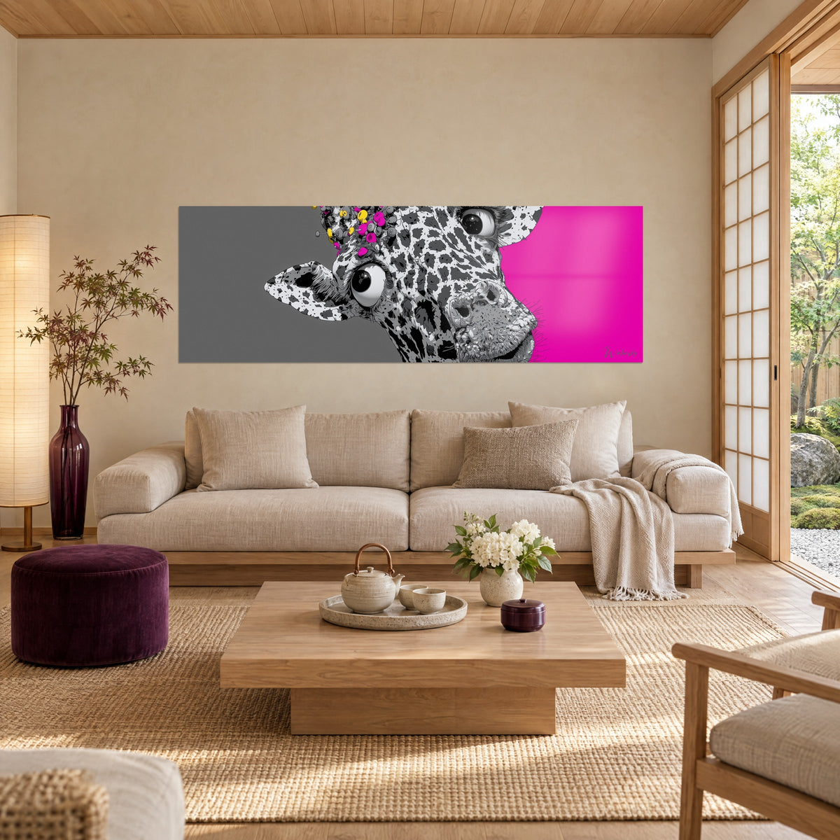 Gemälde Giraffe verspielt mit runden Augen, schwarz-weißes Fell auf fuchsiapinkem und grauem Hintergrund, über einem Sofa in einem hellen Wohnzimmer