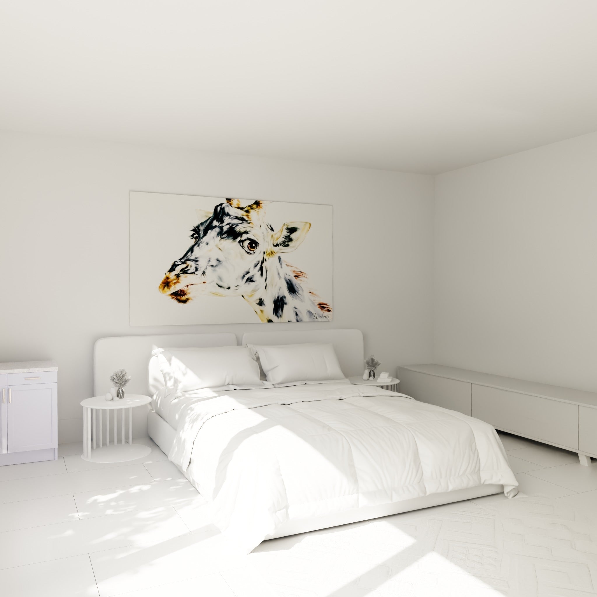 Museau fauve et taches anthracite de la girafe accrochée au-dessus d'un lit dans une chambre claire