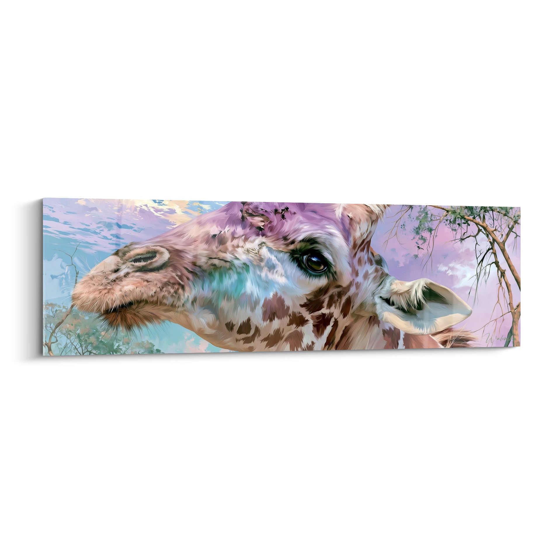 Girafe au museau rose et brun, regard profond, ciel pastel bleu et violet en fond peint