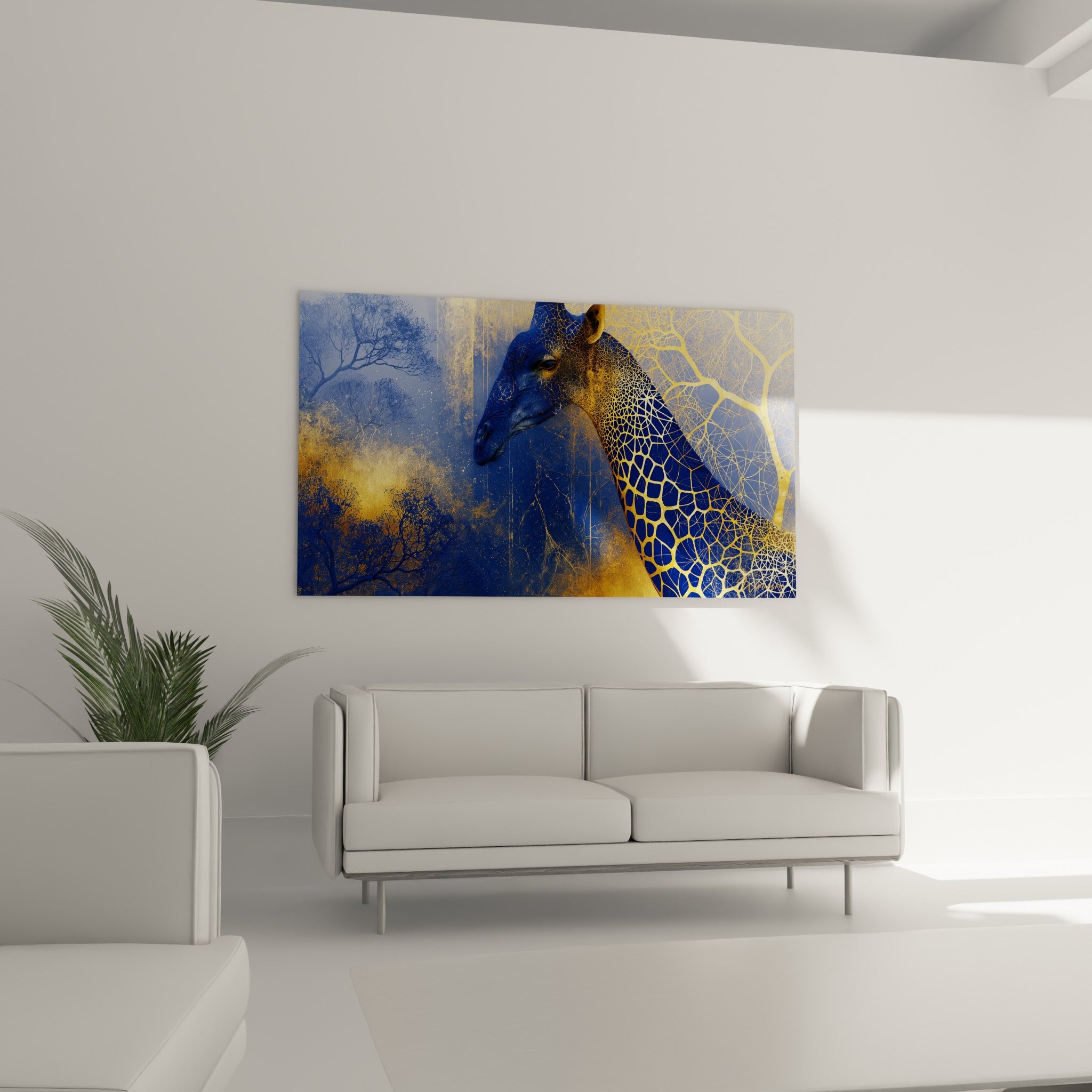 Museau de girafe bleu marine et taches dorées scintillantes, au-dessus d'un canapé dans un salon lumineux