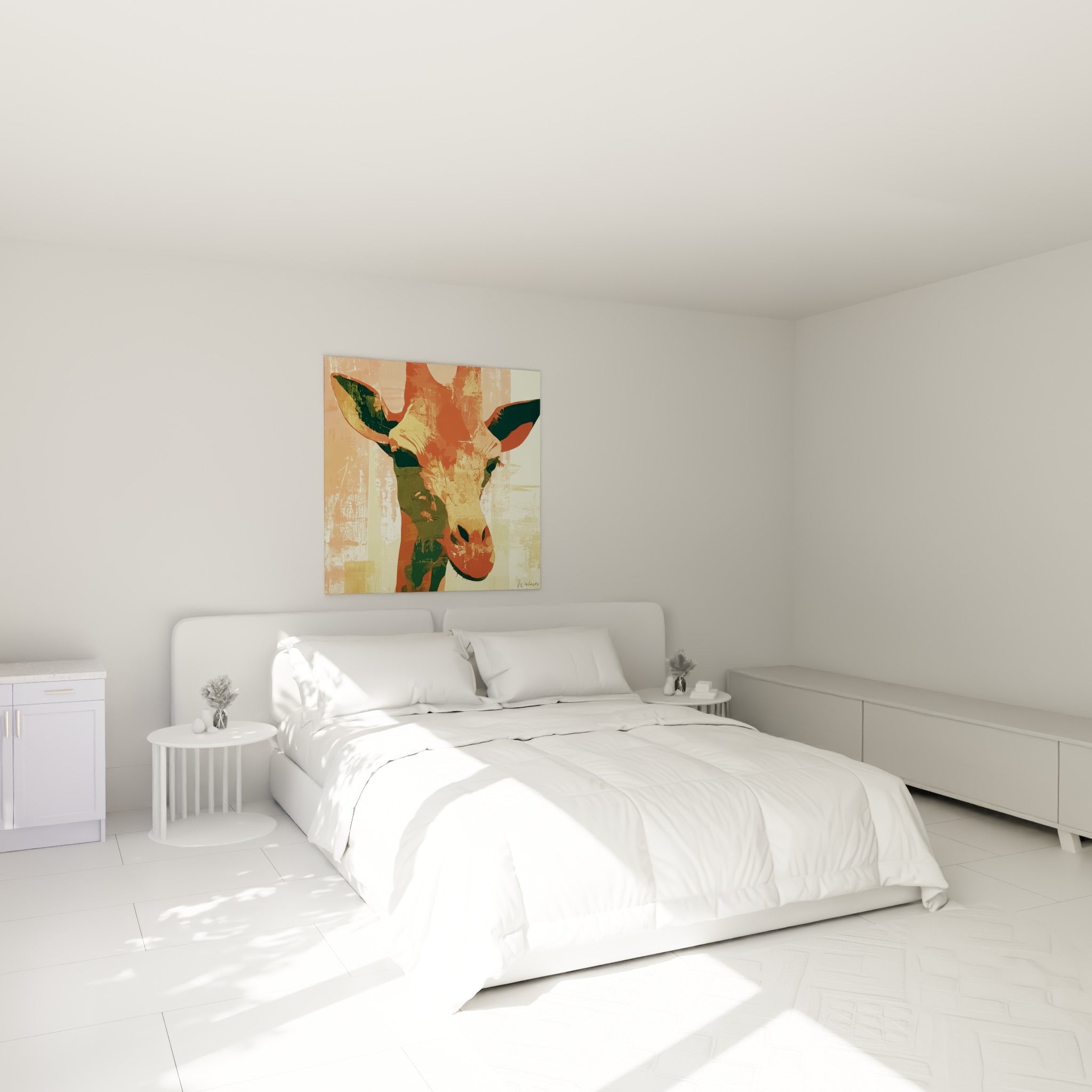 Museau terracotta et oreilles vertes d'une girafe stylisée, au-dessus d'un lit dans une chambre claire