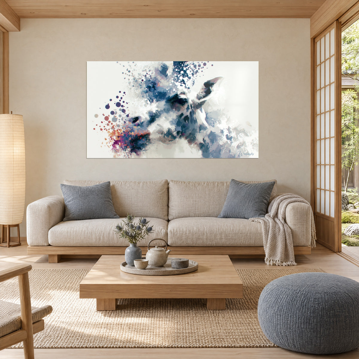 Quadro giraffa in schizzi blu navy e corallo, muso punteggiato di gocce d'inchiostro, sopra un divano in un soggiorno luminoso
