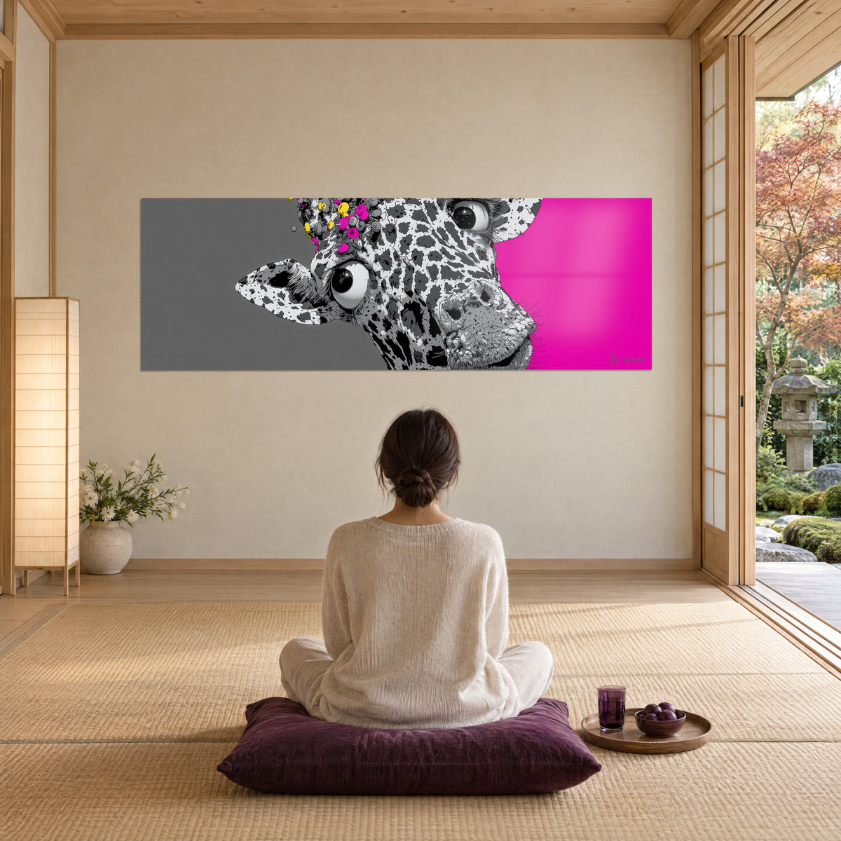 Gemälde Pop-Art-Giraffe, Fell aus schwarzen und weißen Flecken, gelbe und rosa Akzente, fuchsiafarbener Hintergrund, Frau sitzt von hinten auf dem Boden