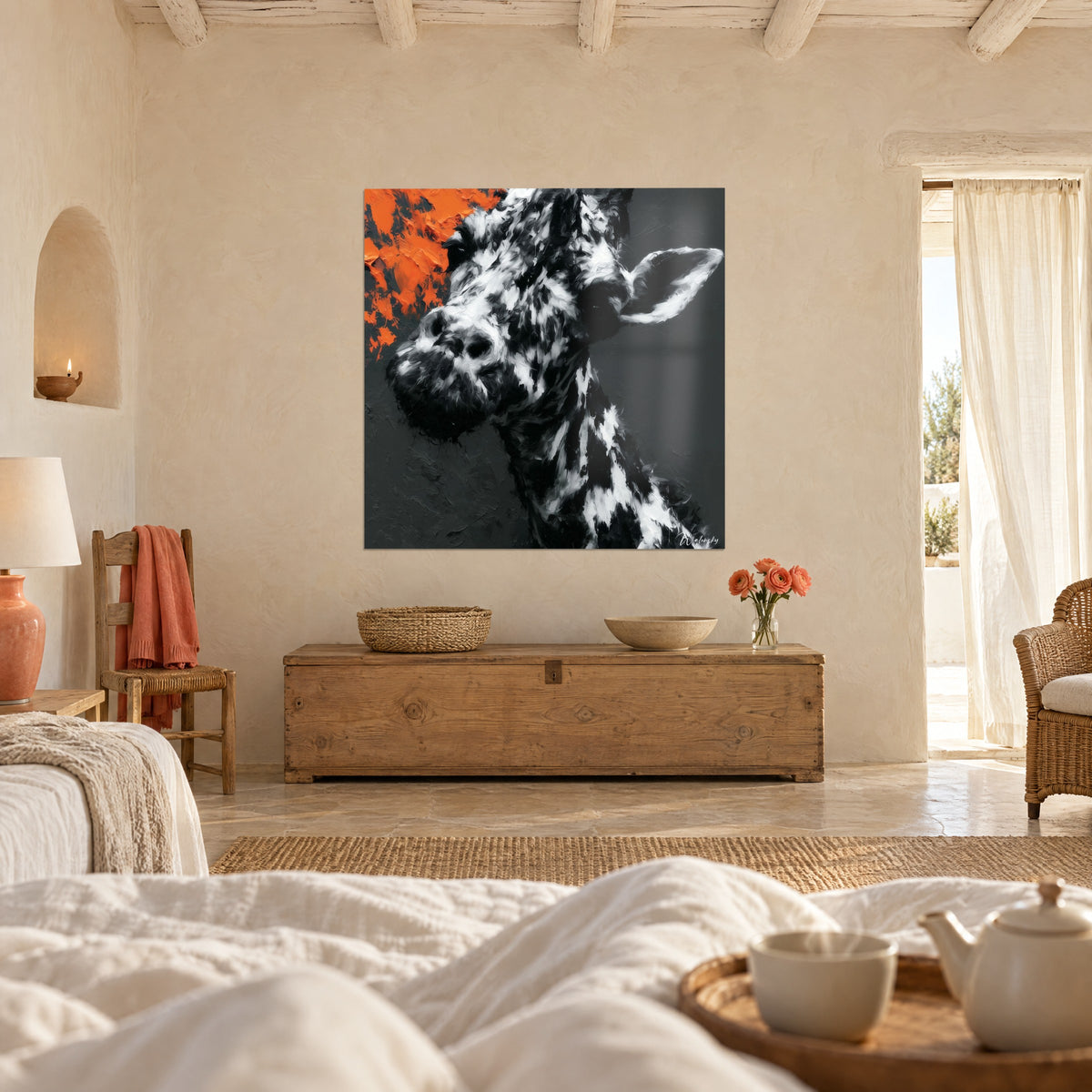 Quadro giraffa a olio spesso, macchie avorio e nere, tocco arancio in alto, sopra un letto in una camera luminosa