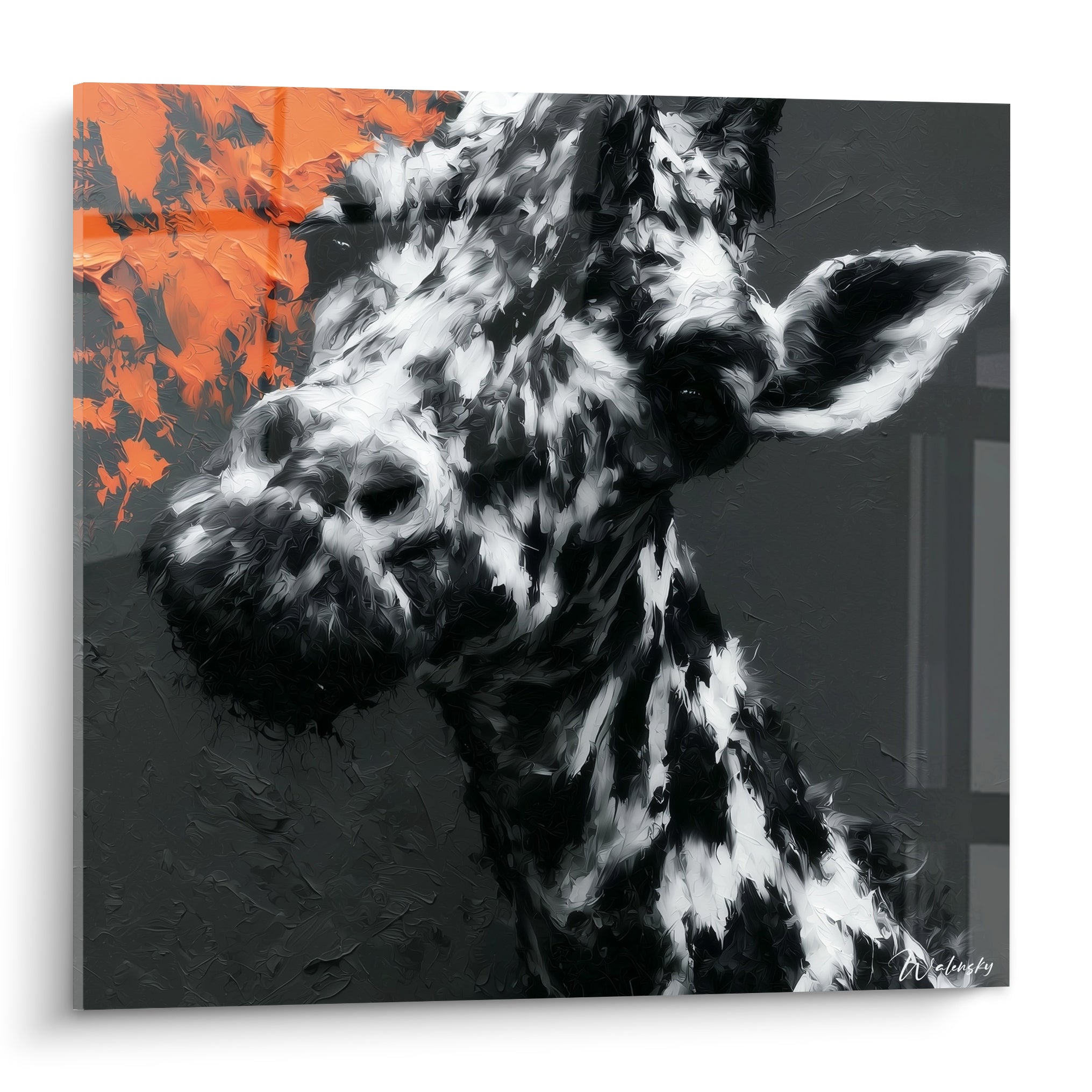 Girafe peinte en noir et blanc, museau tourné, éclaboussure orange en arrière-plan gris anthracite