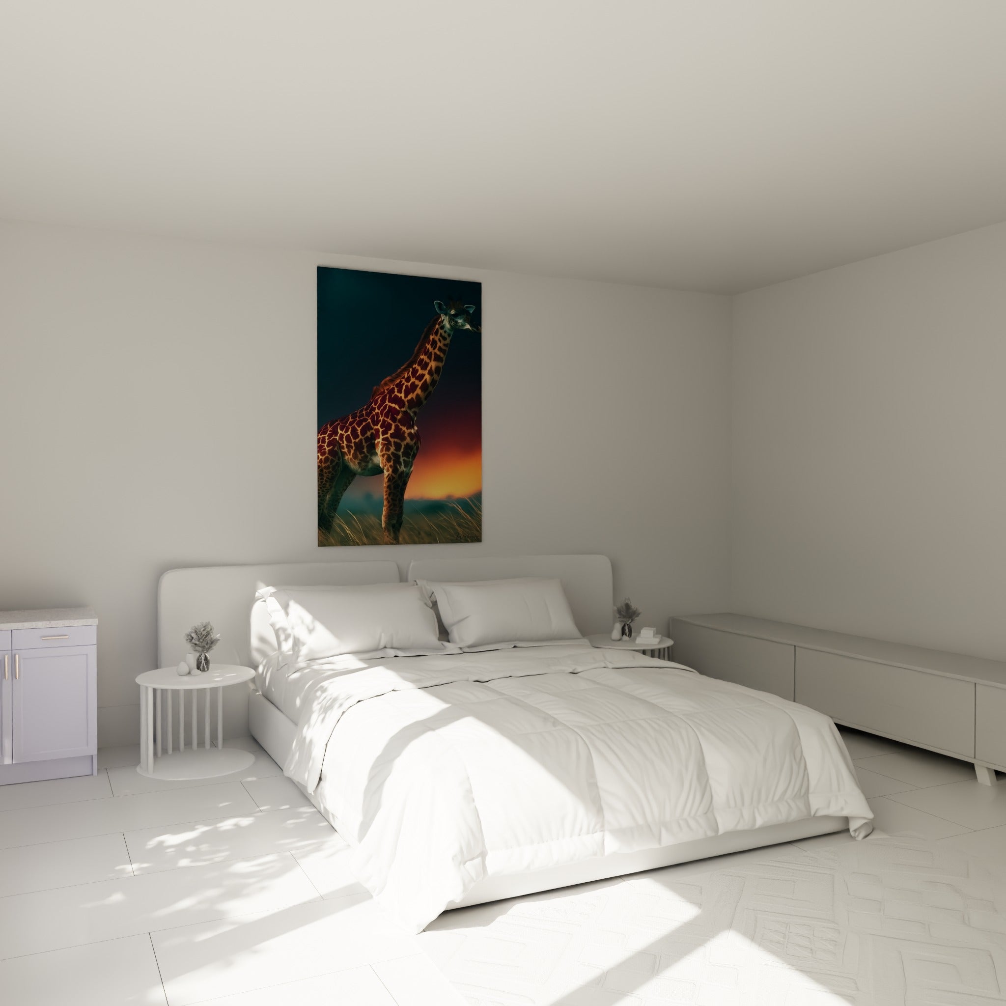 Motifs fauve et bleu profond de la girafe accrochée au-dessus d'un lit dans une chambre claire
