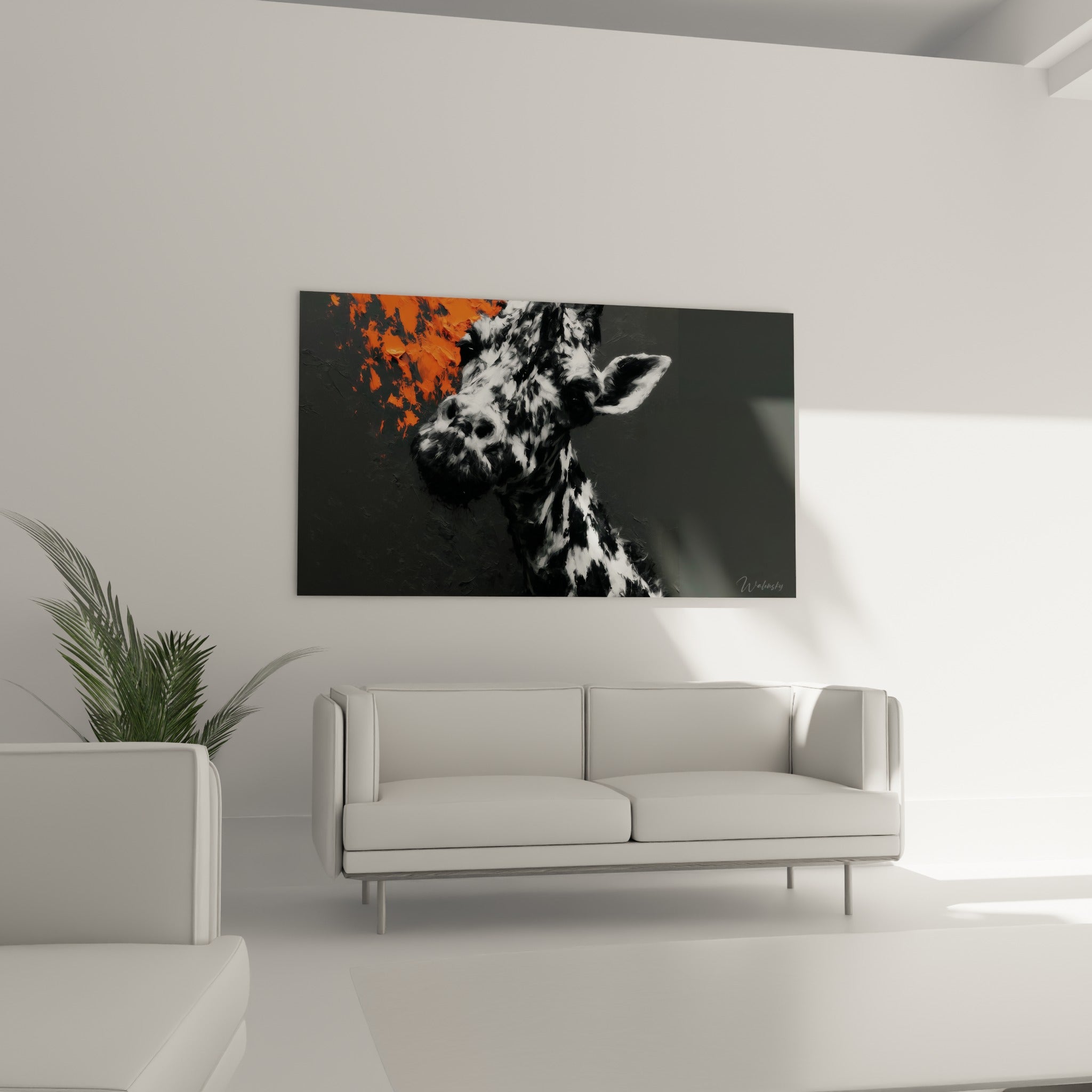 Girafe au regard attentif, contraste orangé et anthracite, disposée au-dessus d'un canapé dans un salon lumineux