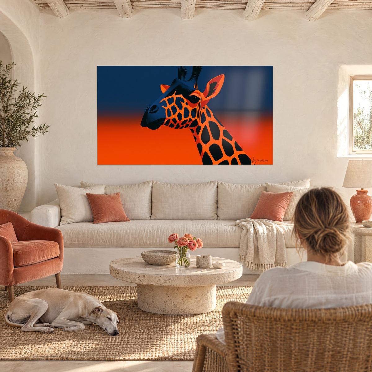 Quadro giraffa stilizzata dal manto arancione e blu navy, cielo blu notte, sfondo arancio ruggine, sopra un divano in un soggiorno luminoso