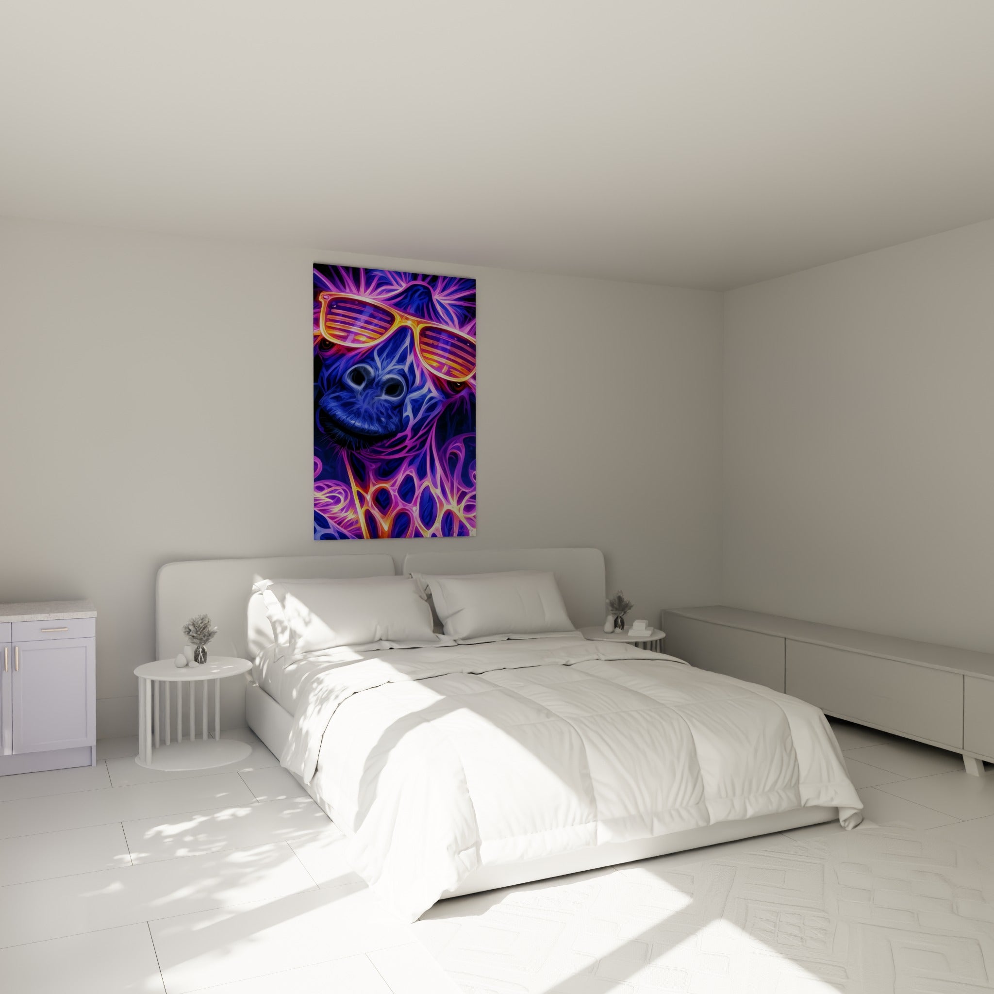Museau bleu nuit et lunettes dorées de la girafe fluo, accrochée au-dessus d'un lit dans une chambre claire.