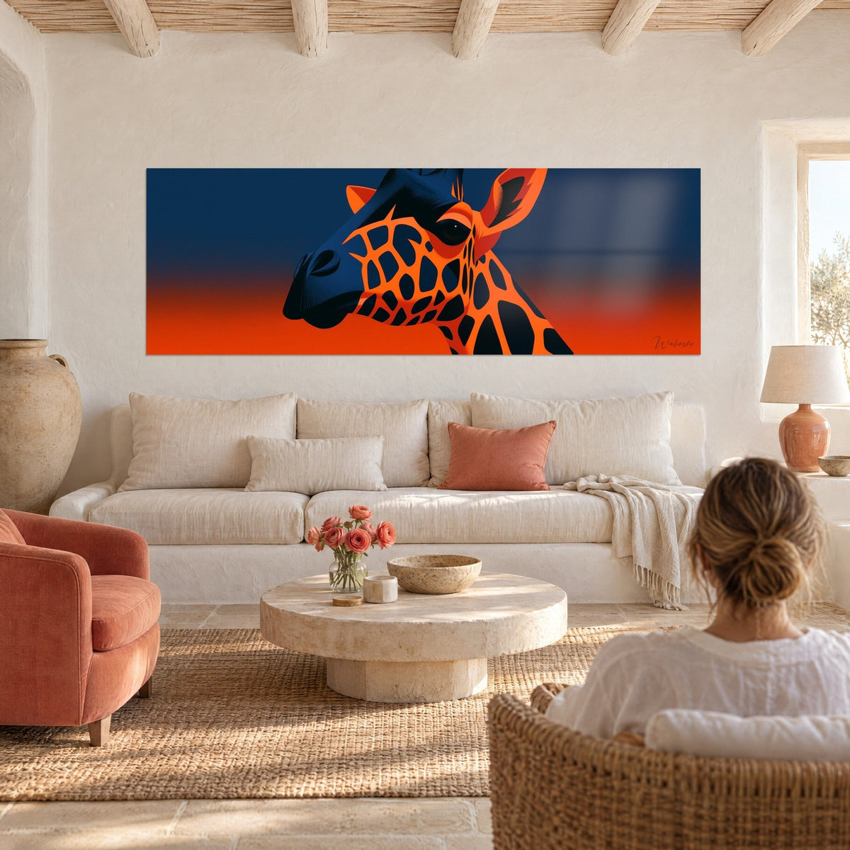 Quadro giraffa arancione con macchie blu notte, sguardo intenso su sfondo sfumato, donna di spalle, sopra un divano in un soggiorno luminoso