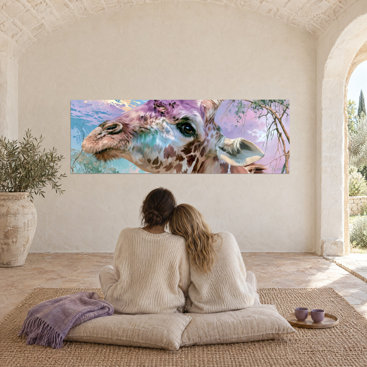 Quadro giraffa con occhio brillante, muso rosa e nuvole dorate, di fronte a due persone sedute su un tappeto nel mas
