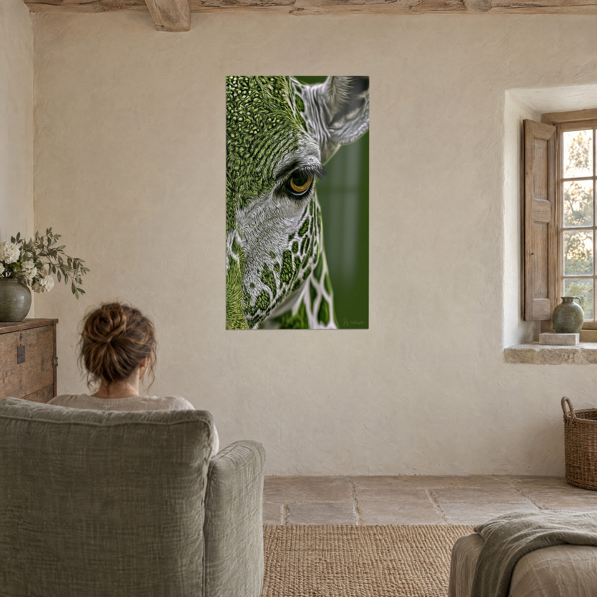 Tableau giraffe verte, taches vert bouteille cernées de blanc, œil doré, dans un salon aux murs de pierre