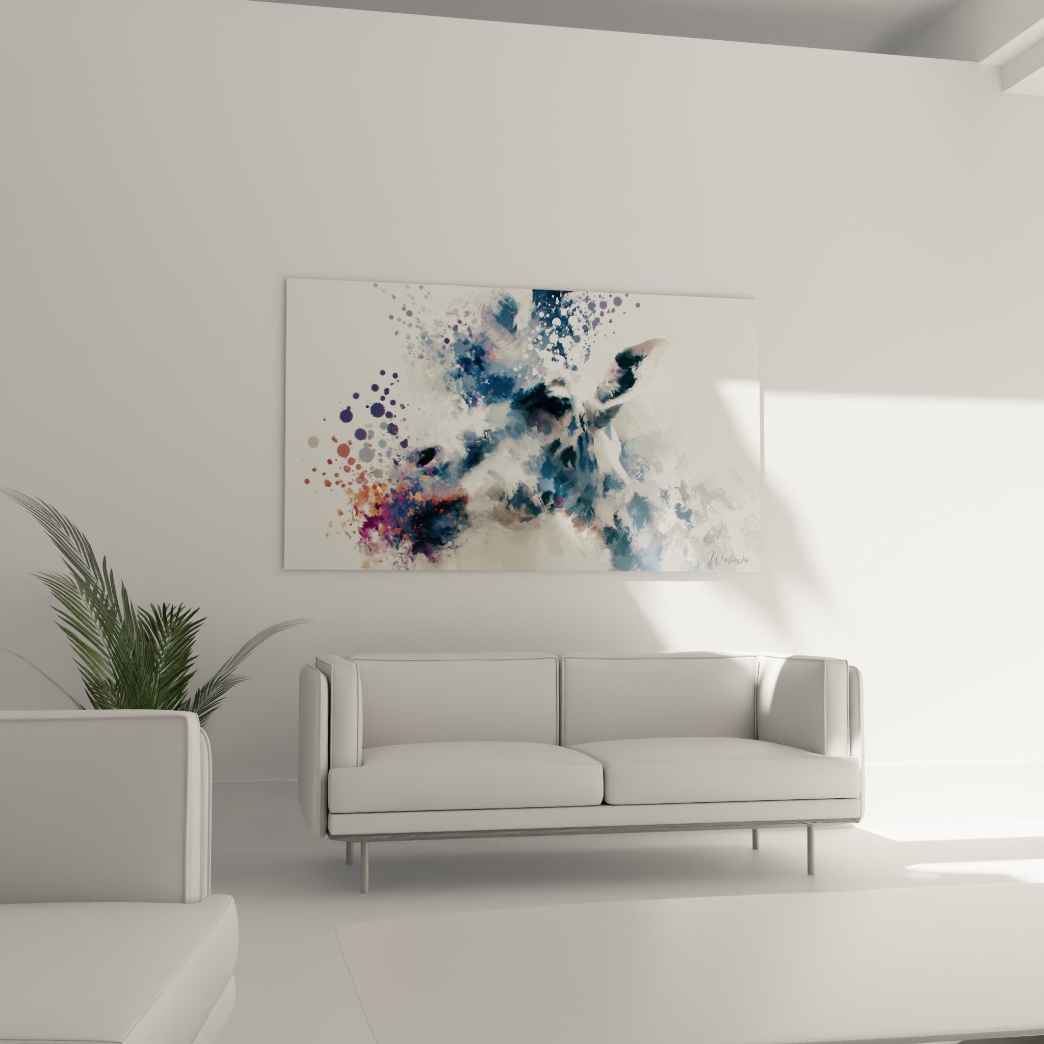 Tête de girafe dispersée en pigments bleu marine et corail, au-dessus d'un canapé dans un salon lumineux