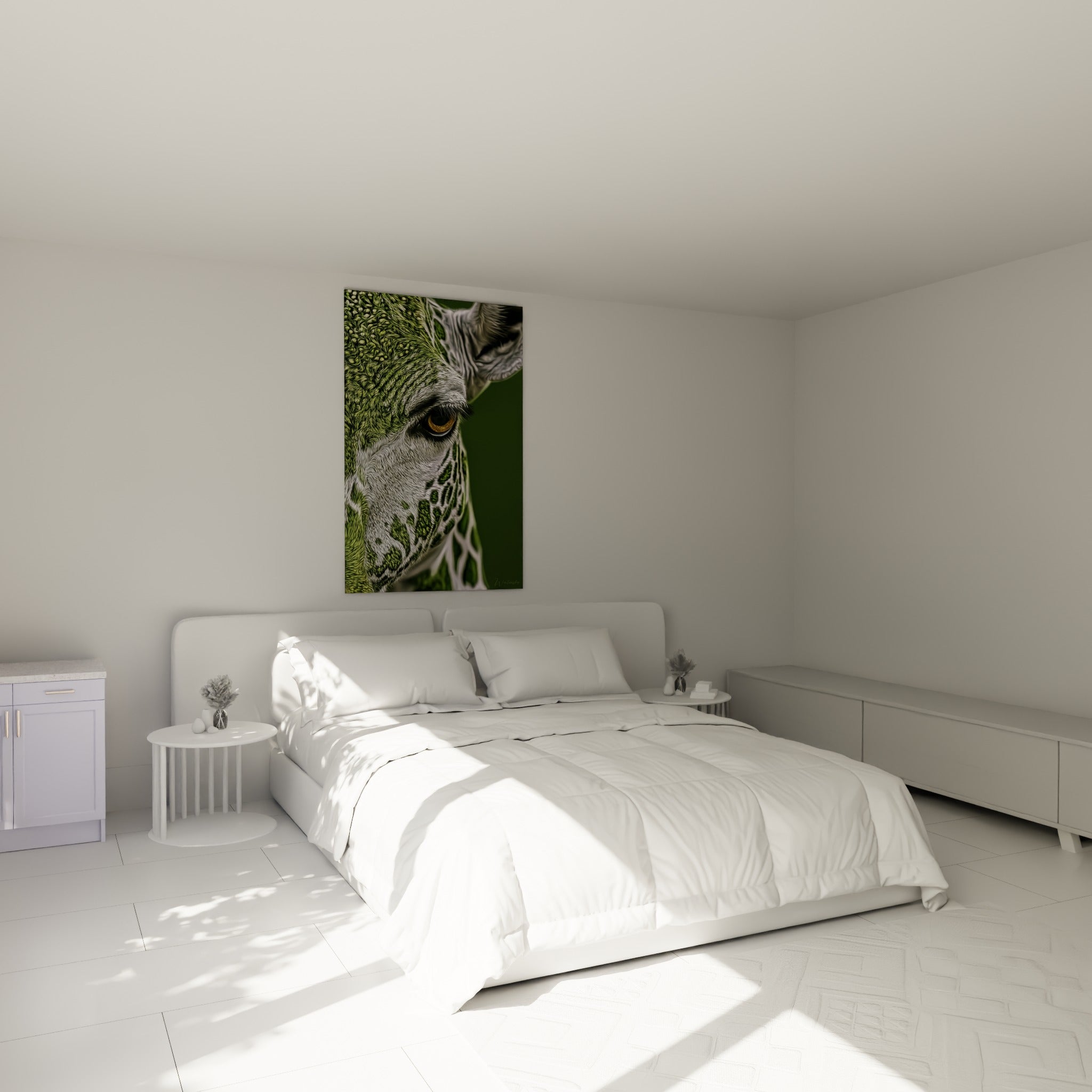 Œil doré de girafe sur peau vert sauge texturée, accrochée au-dessus d'un lit dans une chambre claire