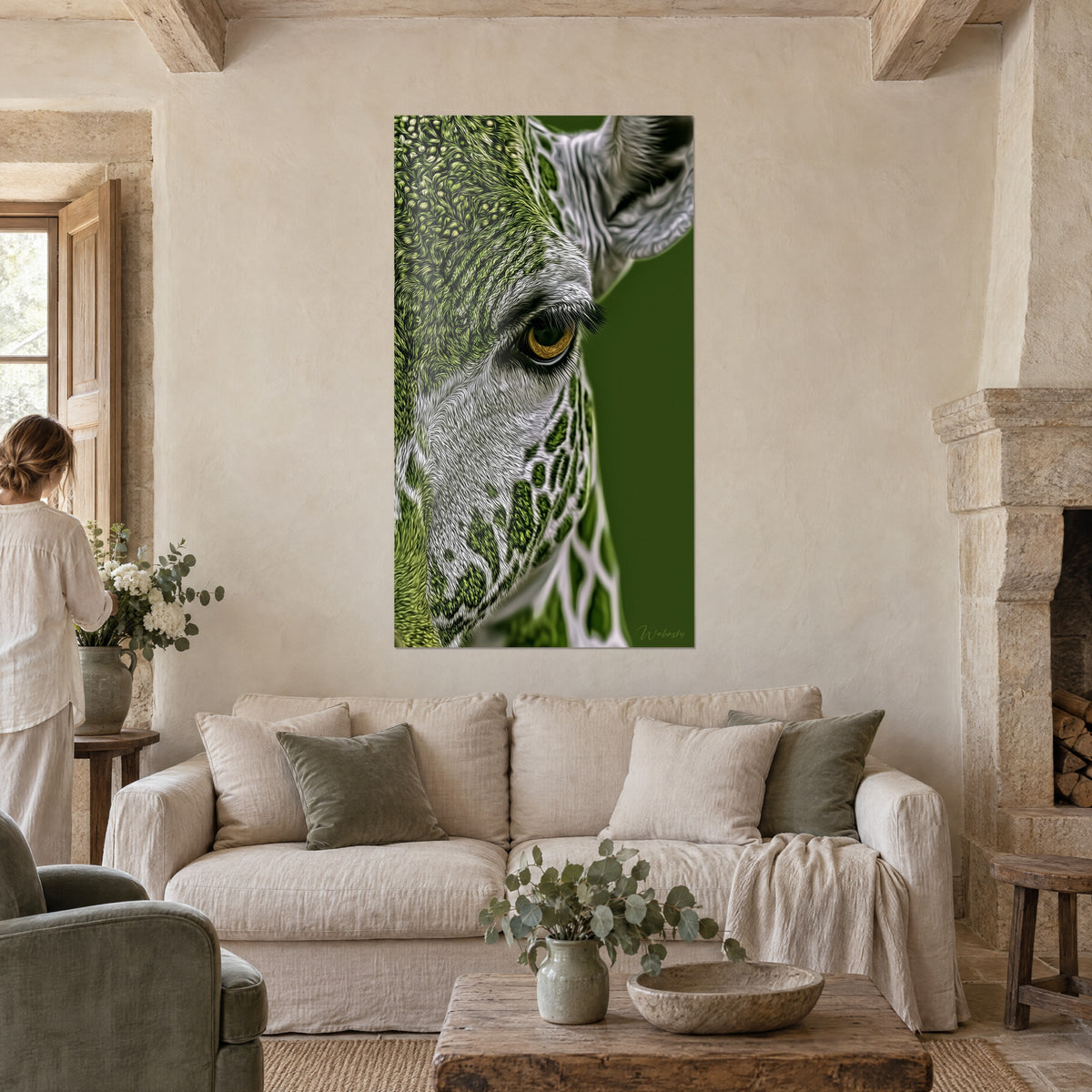 Tableau girafe au regard doré, pelage vert mousse et blanc, œil ambré, au-dessus d'un canapé dans un salon lumineux