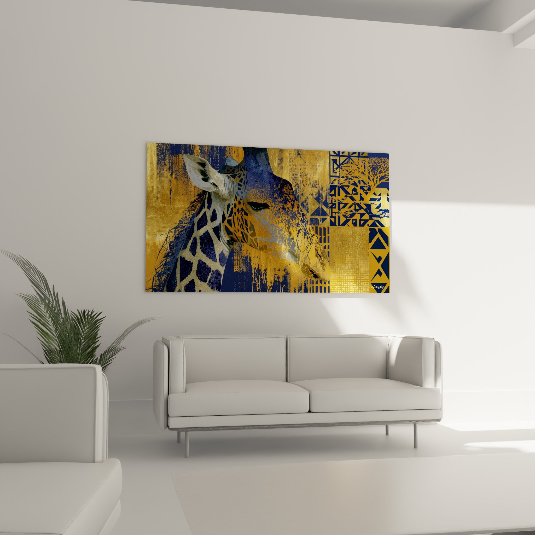 Profil de girafe stylisée en camaïeu ocre et bleu nuit, suspendu au-dessus d'un canapé dans un salon lumineux