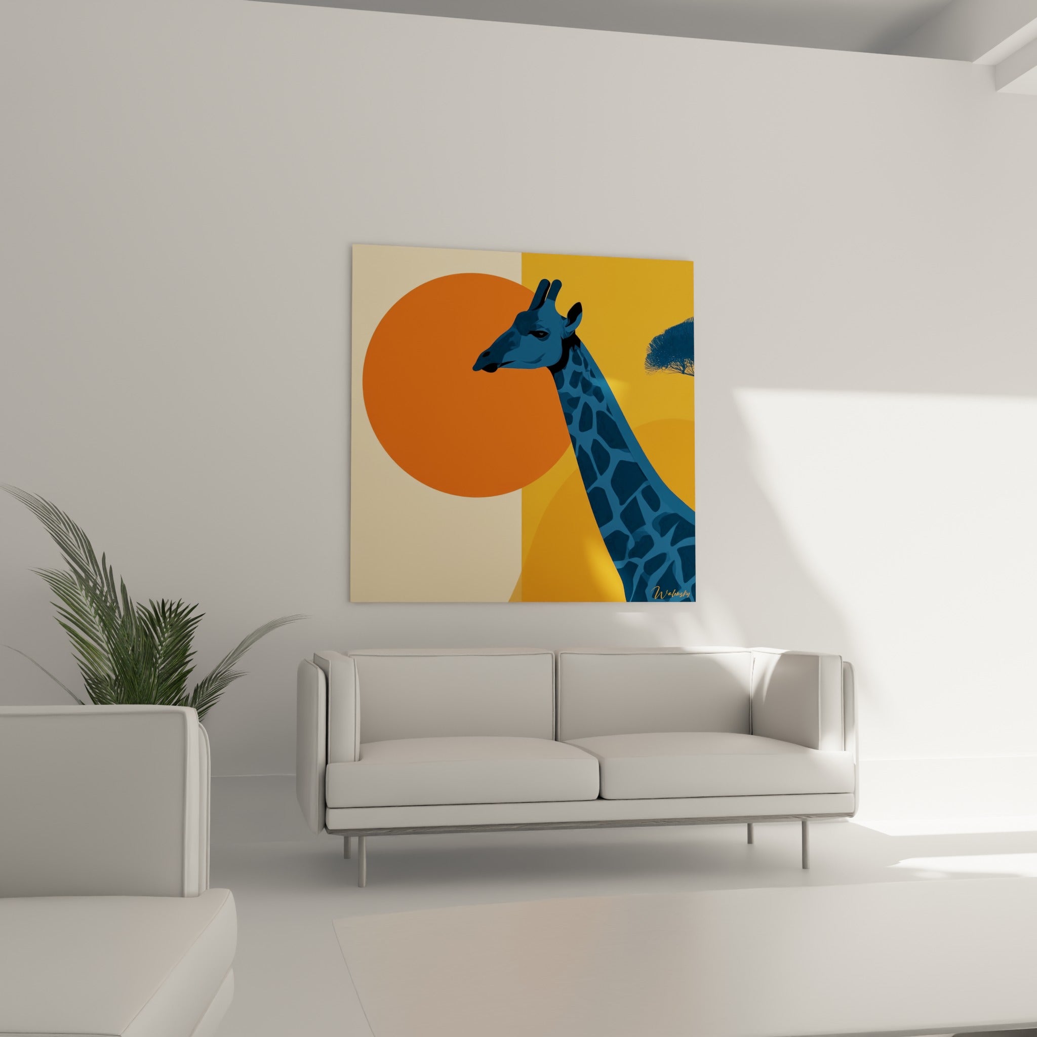 Profil graphique de girafe bleu marine sur fond jaune ocre au-dessus d'un canapé dans un salon lumineux