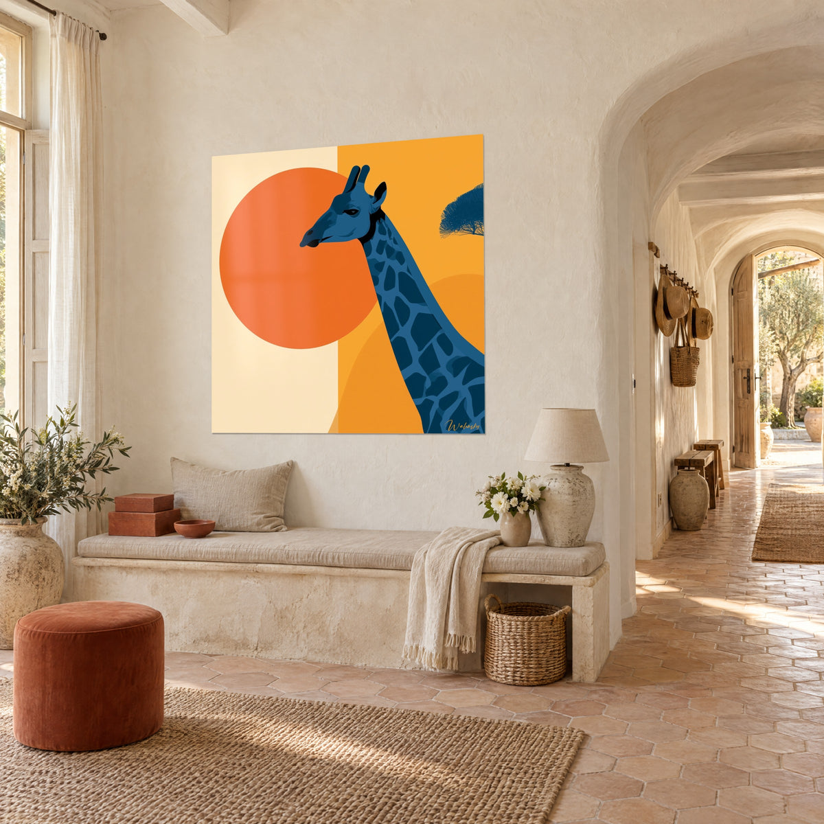 Quadro giraffa dal collo lungo maculata blu navy e sole arancione vivo su campiture ocra, panca in pietra, masseria provenzale di tre quarti