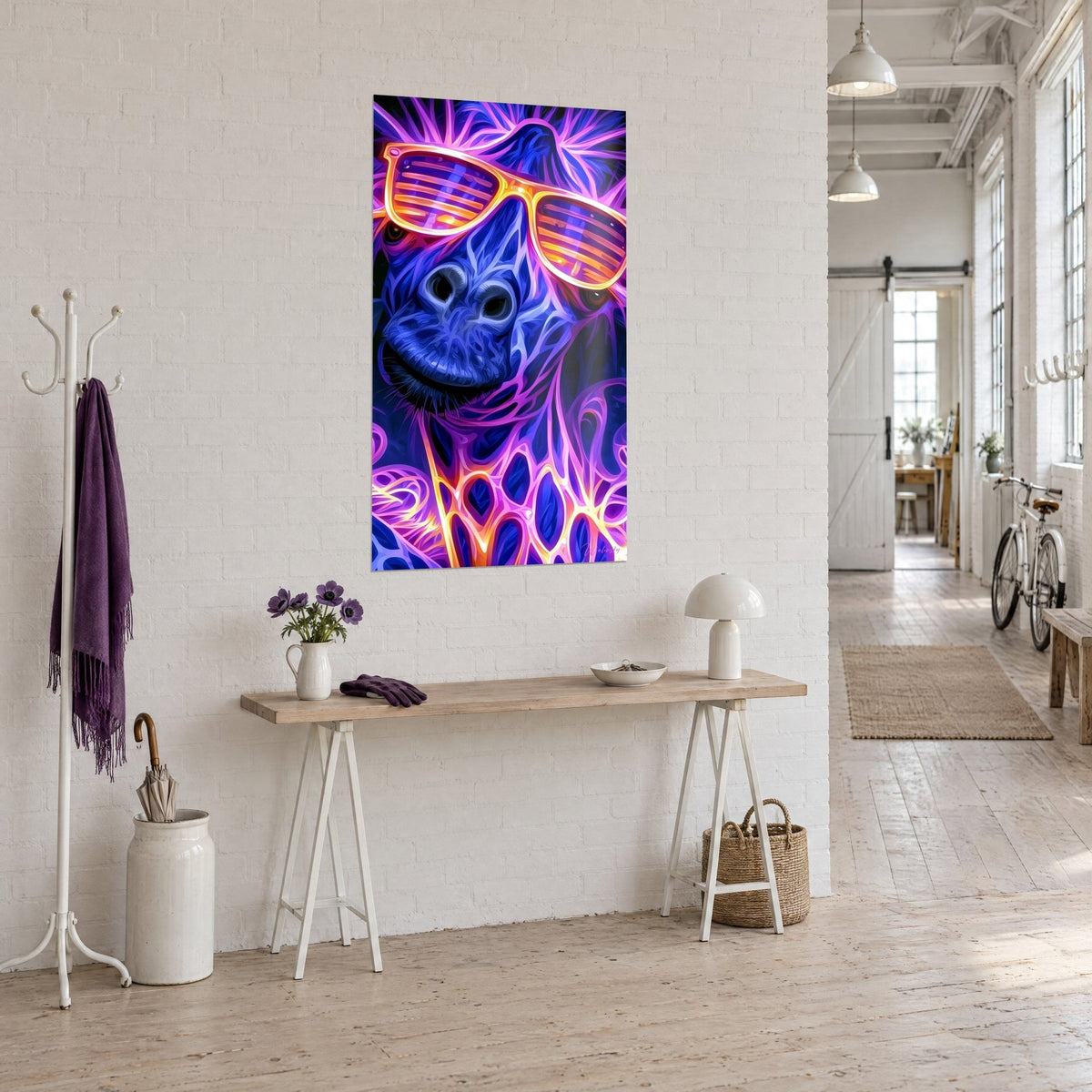 Quadro ritratto al neon di una giraffa, narici delineate di bianco e occhiali a lamelle arancioni, loft d'artista con console in legno