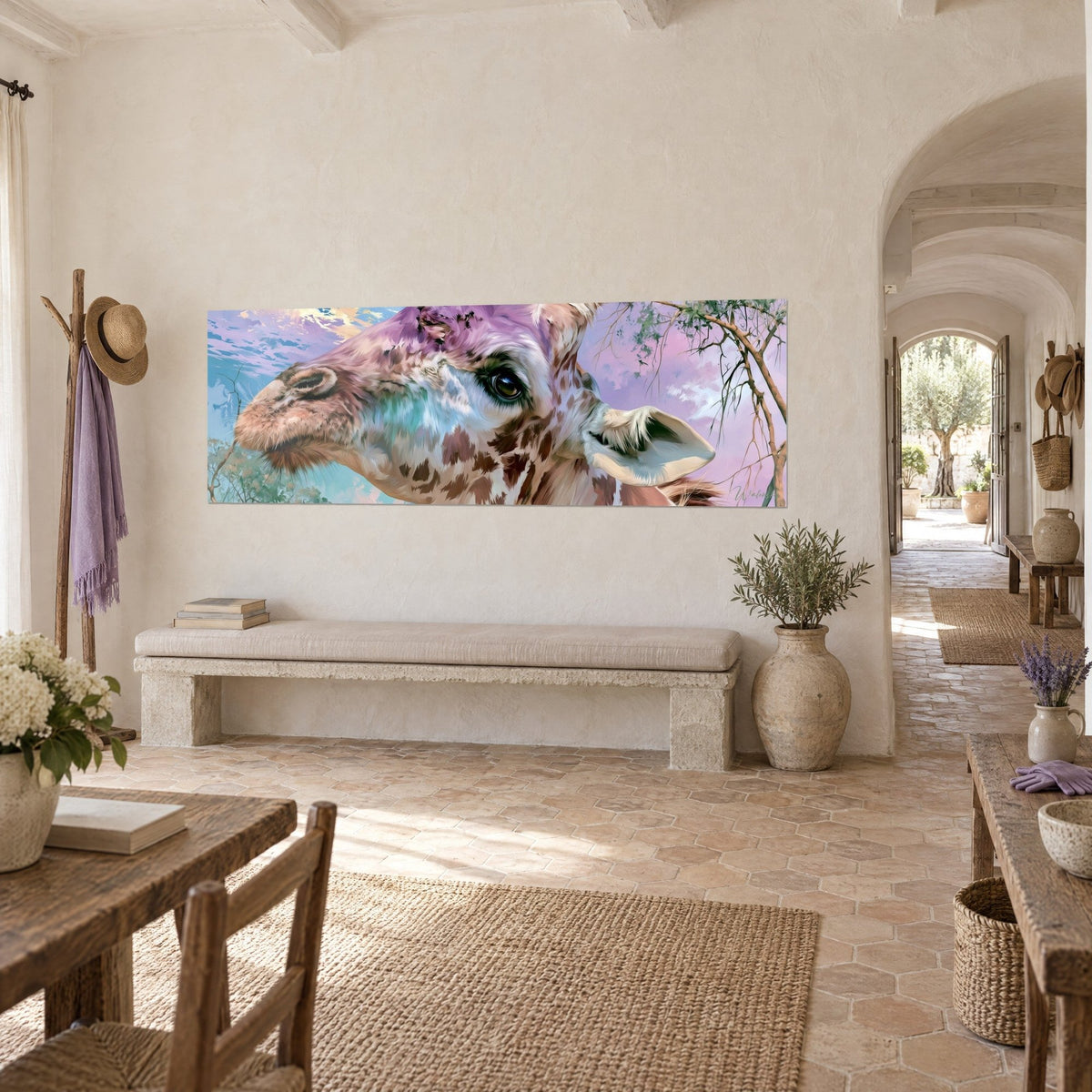 Quadro ritratto di giraffa con macchie marroni, orecchio color crema e sfumature lilla, di tre quarti in un corridoio del mas