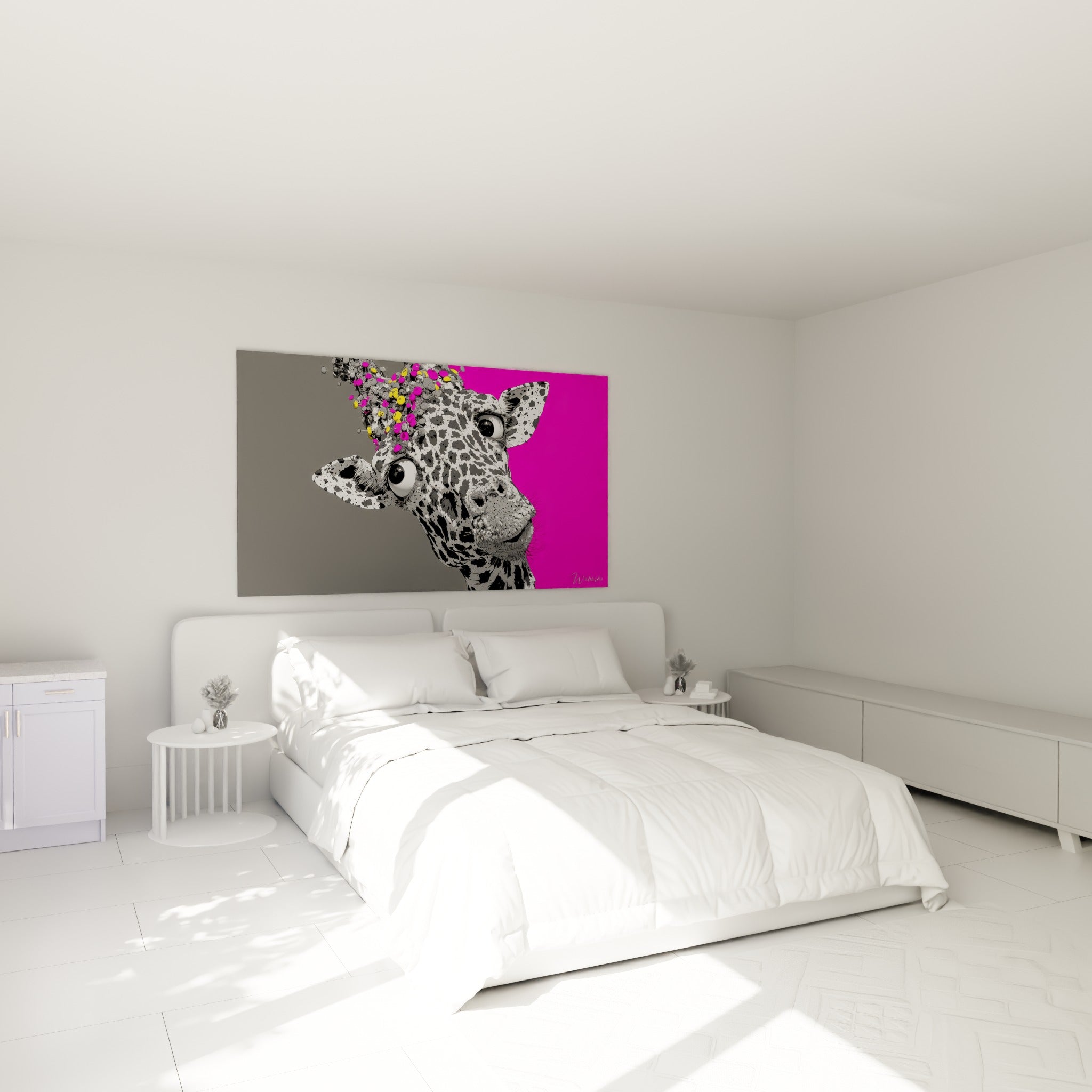 Grands yeux tachetés de la girafe fuchsia et grise accrochés au-dessus d'un lit dans une chambre claire