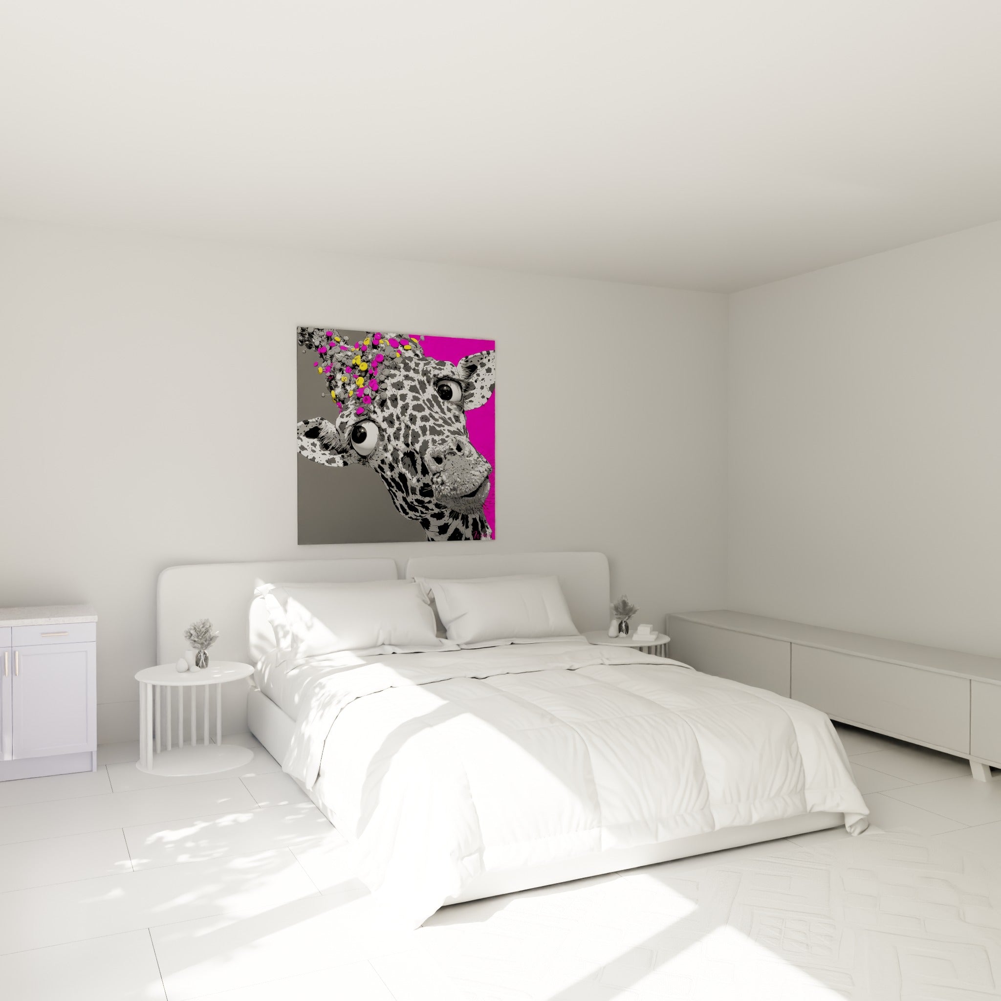 Museau de girafe gris et rose fuchsia, regard doux, au-dessus d'un lit dans une chambre claire