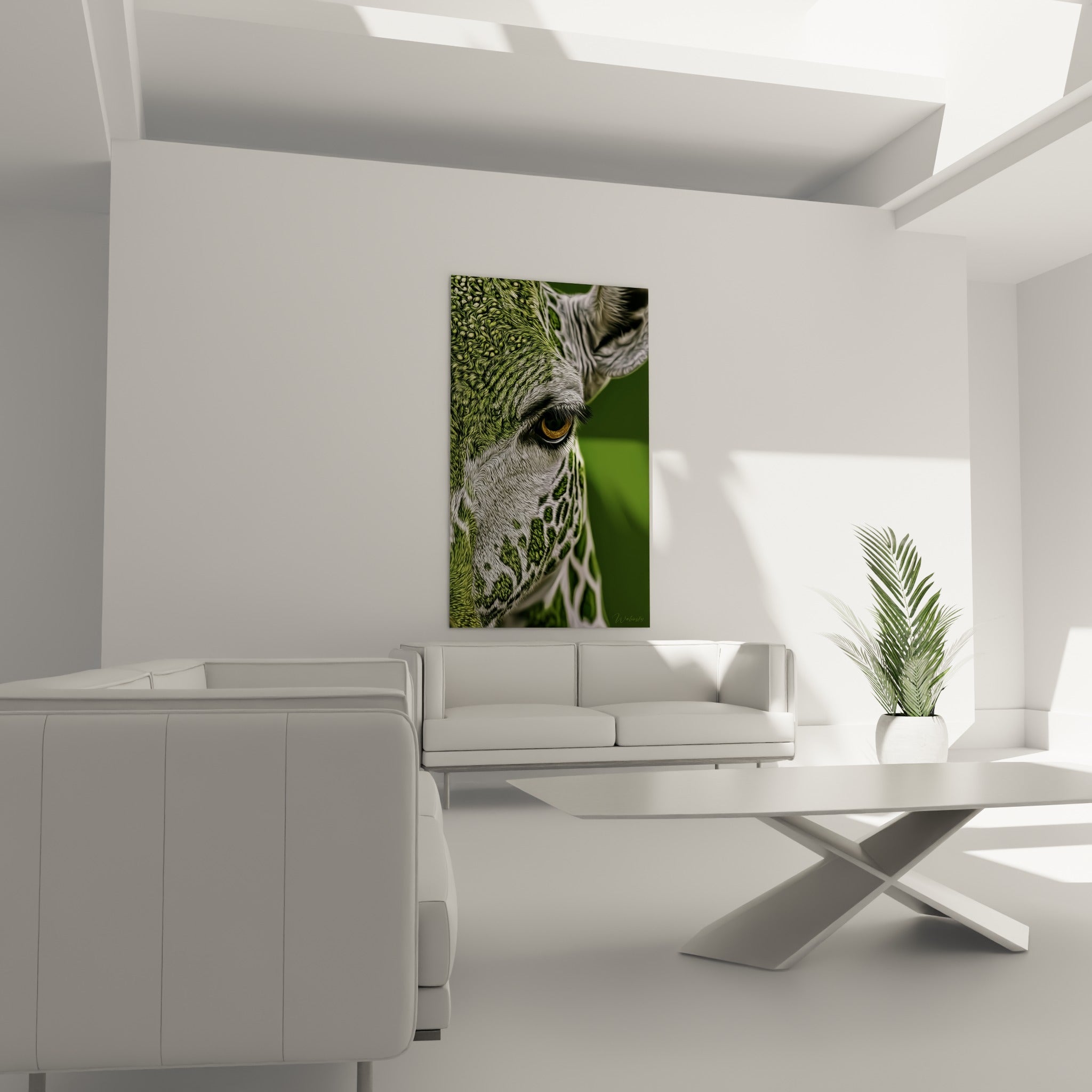 Portrait de girafe vert sauge et blanc crème au regard perçant, au-dessus d'un canapé dans un salon lumineux