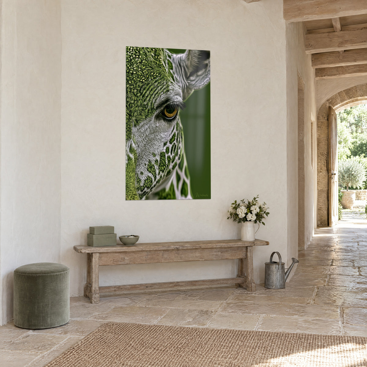 Tableau profil de girafe aux écailles vert olive et gris perle, cil sombre, accroché dans un couloir en pierre