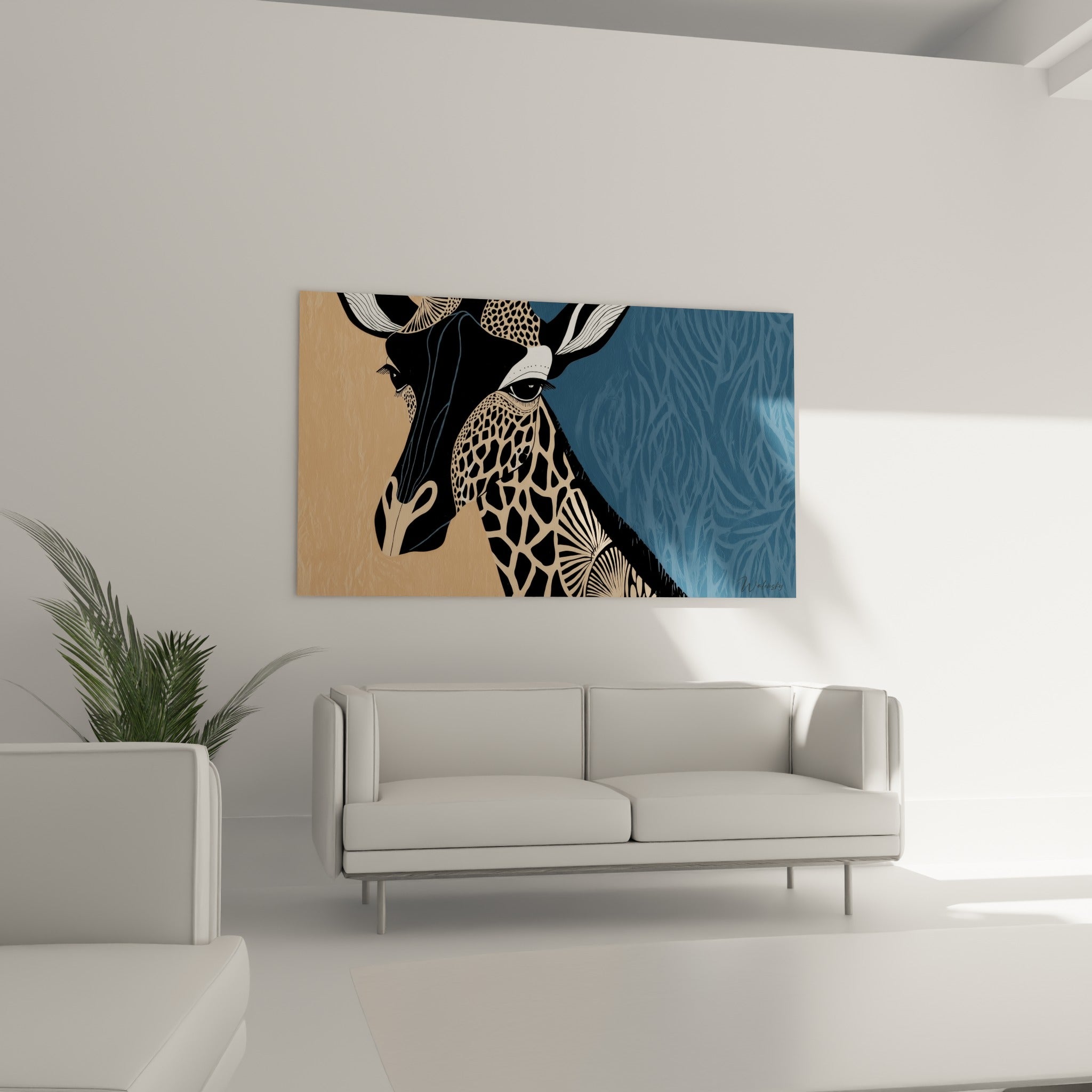 Tête de girafe aux taches noires et fond bleu marine, au-dessus d'un canapé dans un salon lumineux.