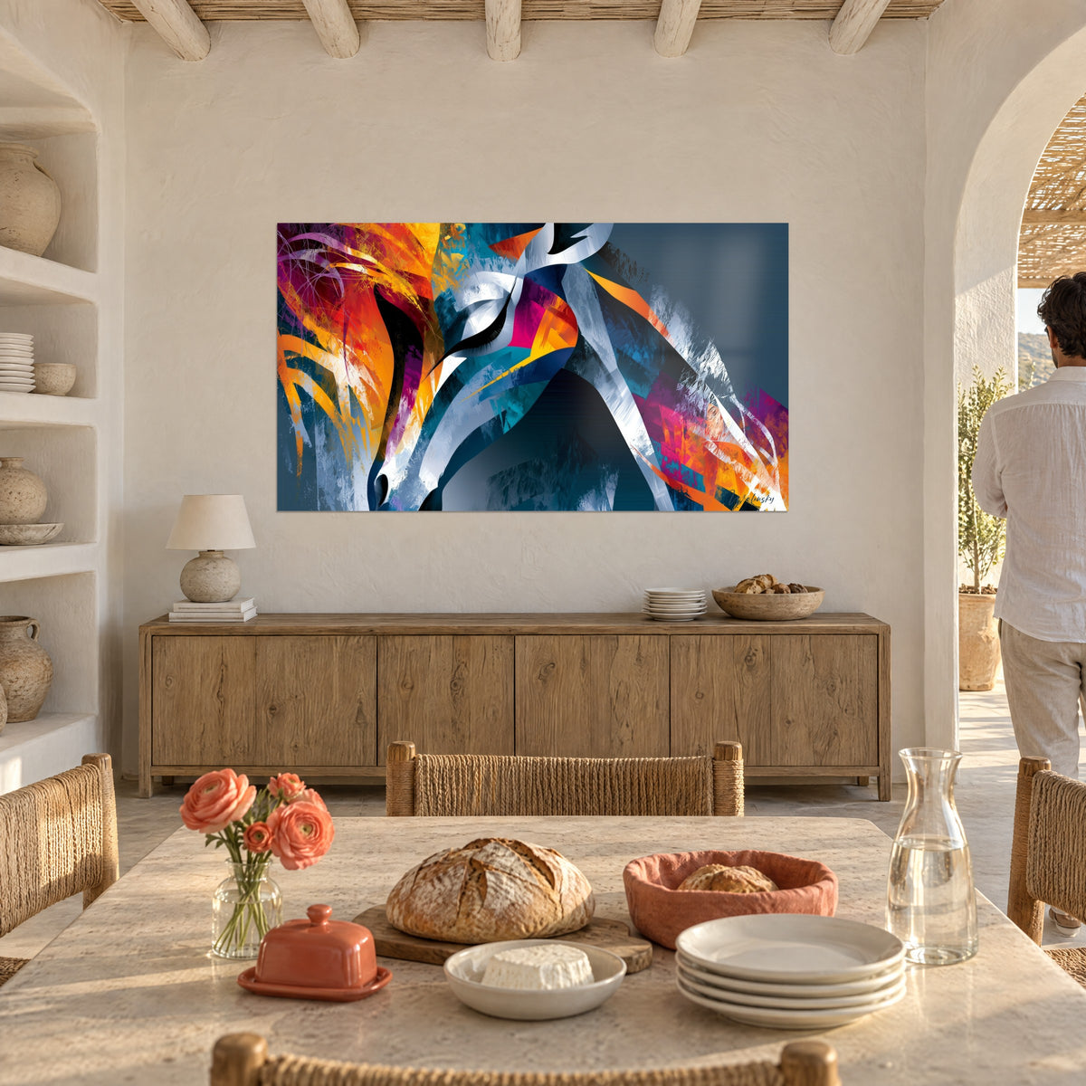 Quadro profilo di giraffa con nastri argentati, fiamme arancio e viola, sopra una credenza in legno accanto a un tavolo