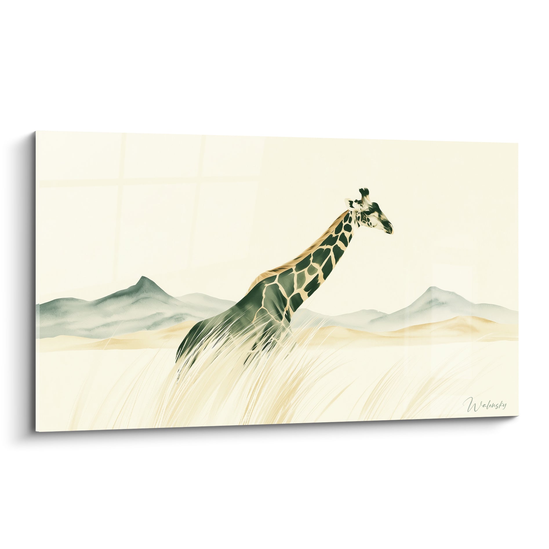 Girafe kaki et ocre émergeant des herbes dorées devant des montagnes en bleu pastel