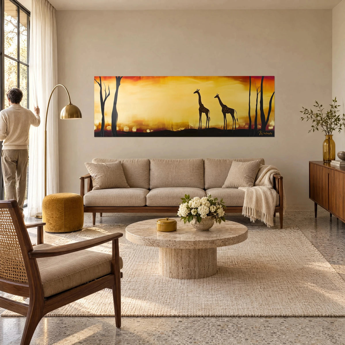 Gemälde zwei Giraffen als schwarze Silhouetten vor bernsteinfarbenem und rotem Himmel, dunkle Bäume, über einem Sofa in einem hellen Wohnzimmer