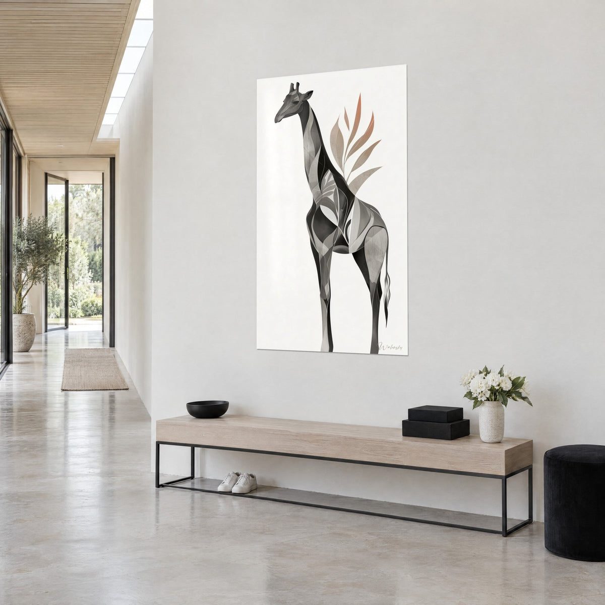 Gemälde langer Giraffenhals in anthrazitfarbenen und perlgrauen Flächen, kupferrosa Palmwedel, dreiviertel Ansicht in einem hellen Flur