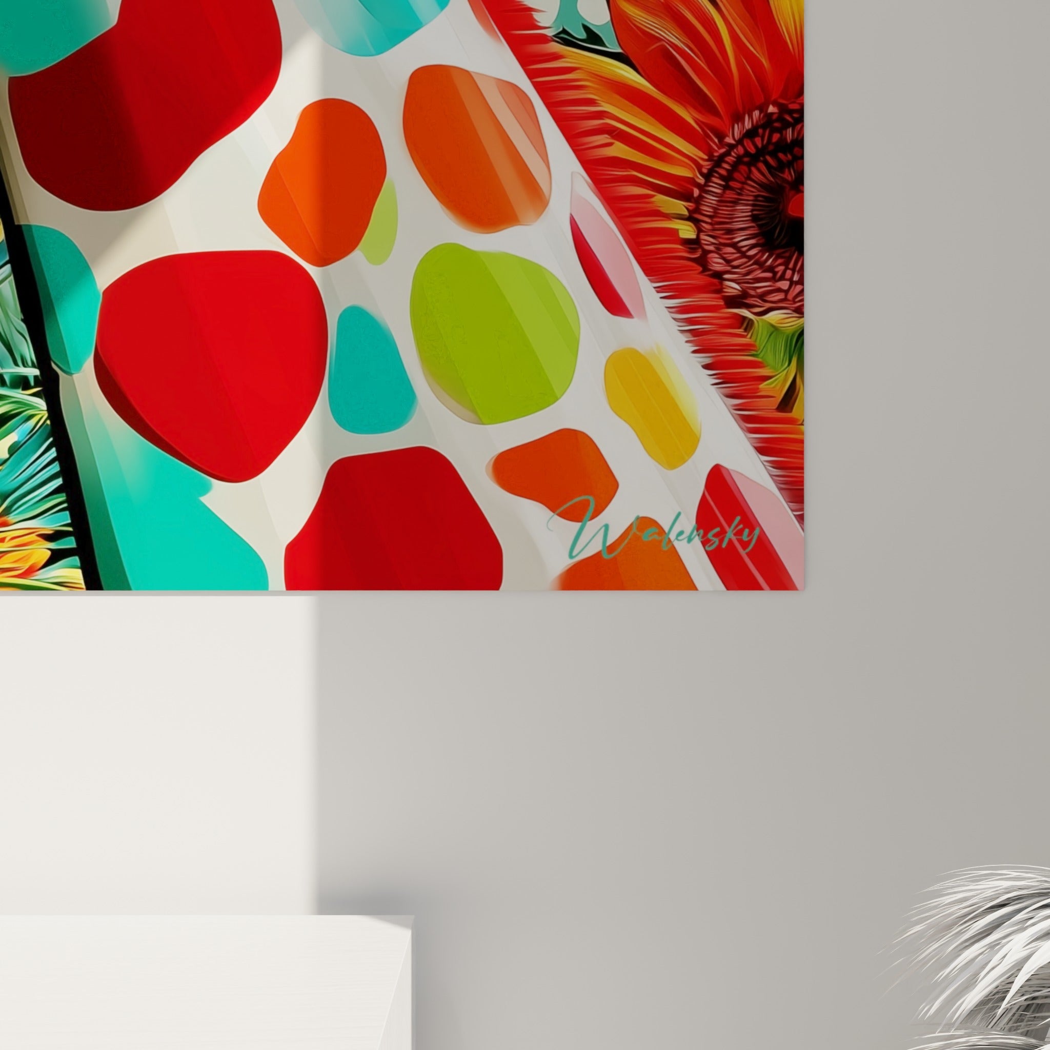 Détail des motifs pointillés rouge, jaune et turquoise formant le pelage éclatant de la girafe