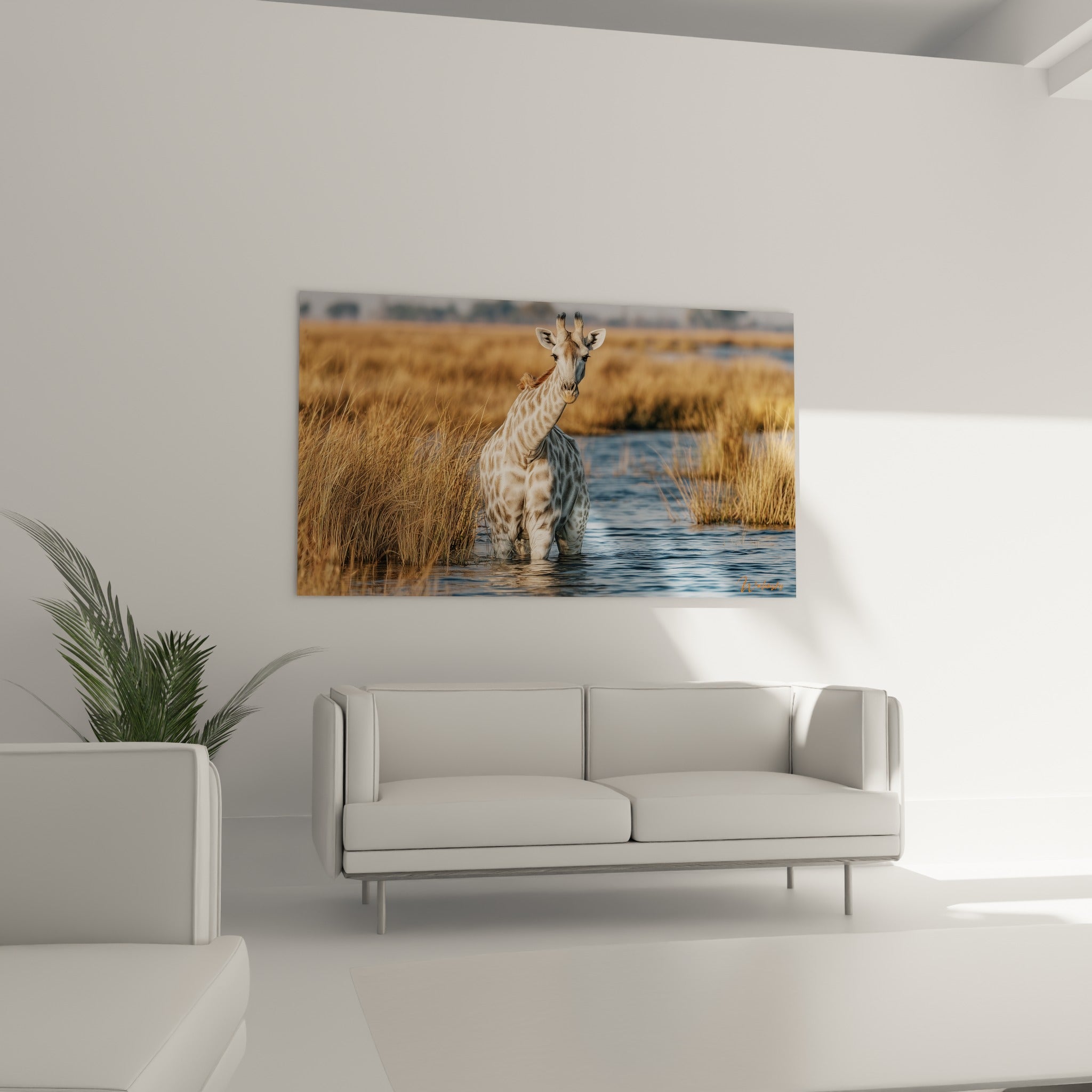 Tête tournée d'une girafe aux motifs beige et bruns, suspendue au-dessus d'un canapé dans un salon lumineux