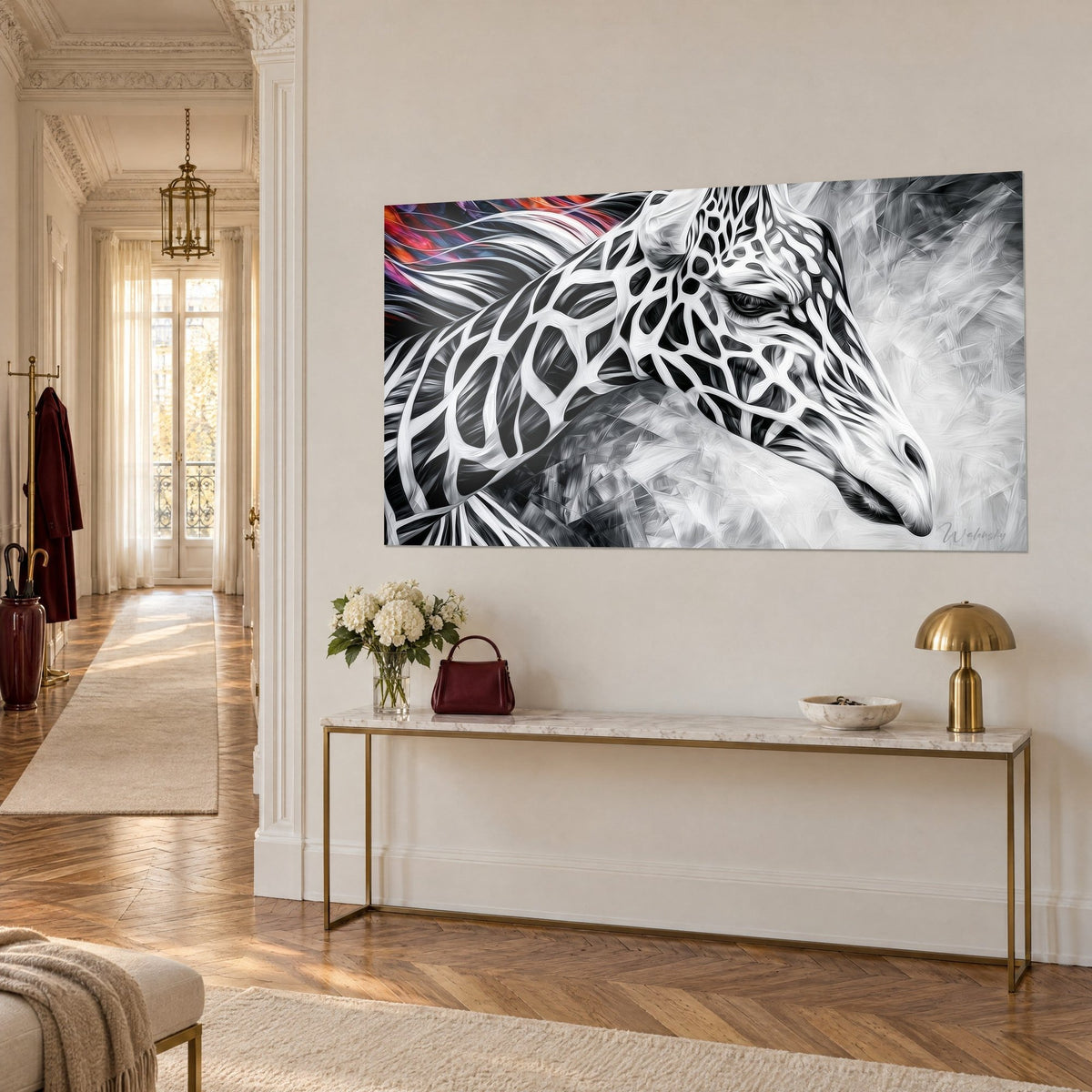 Gemälde Porträt einer Giraffe im Profil, schwarz-weiß gefleckter Hals, rote und blaue Reflexe, an einer beigen Wand mit goldener Konsole