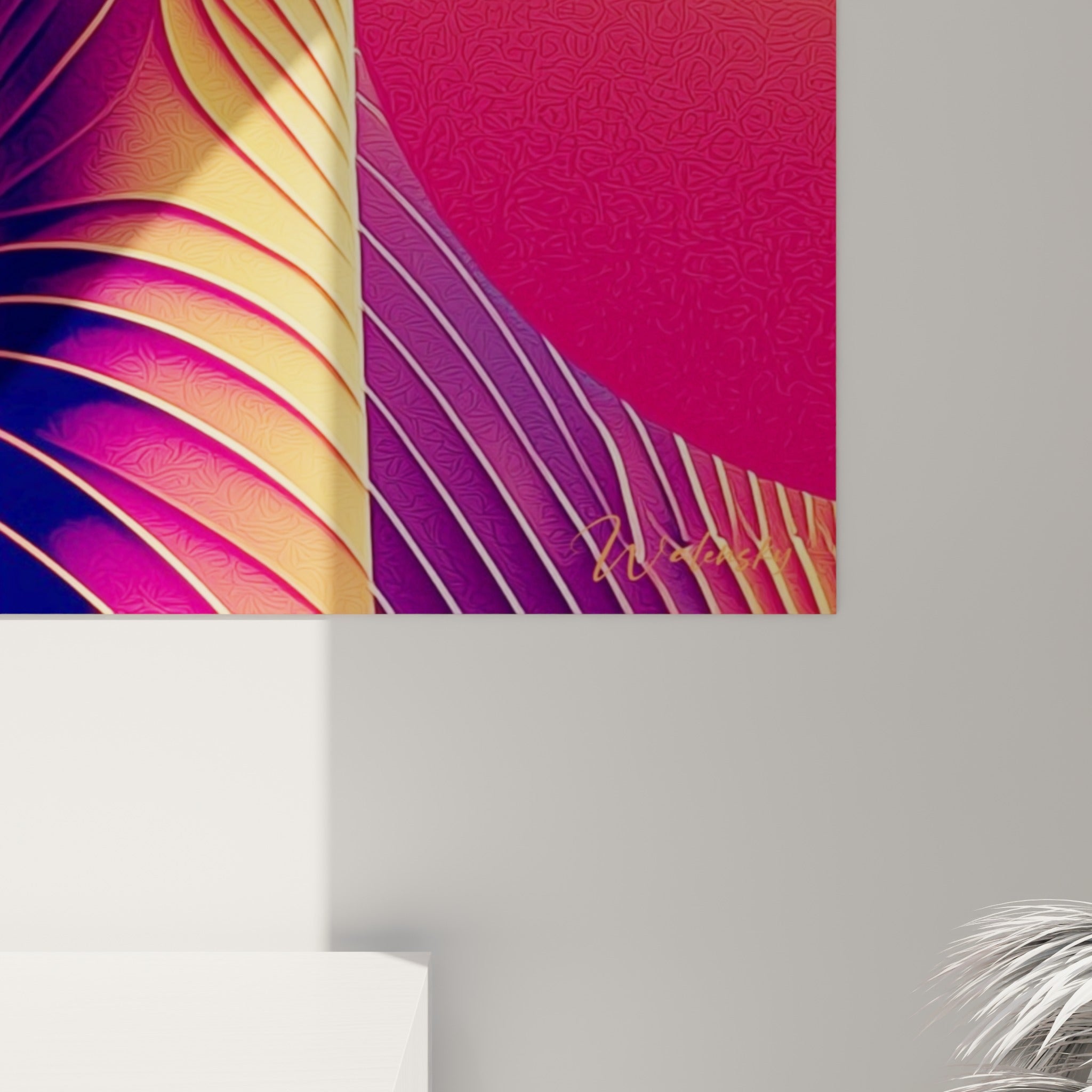 Détail du cou strié et des lunettes violettes de la girafe, textures et dégradés orange visibles de près