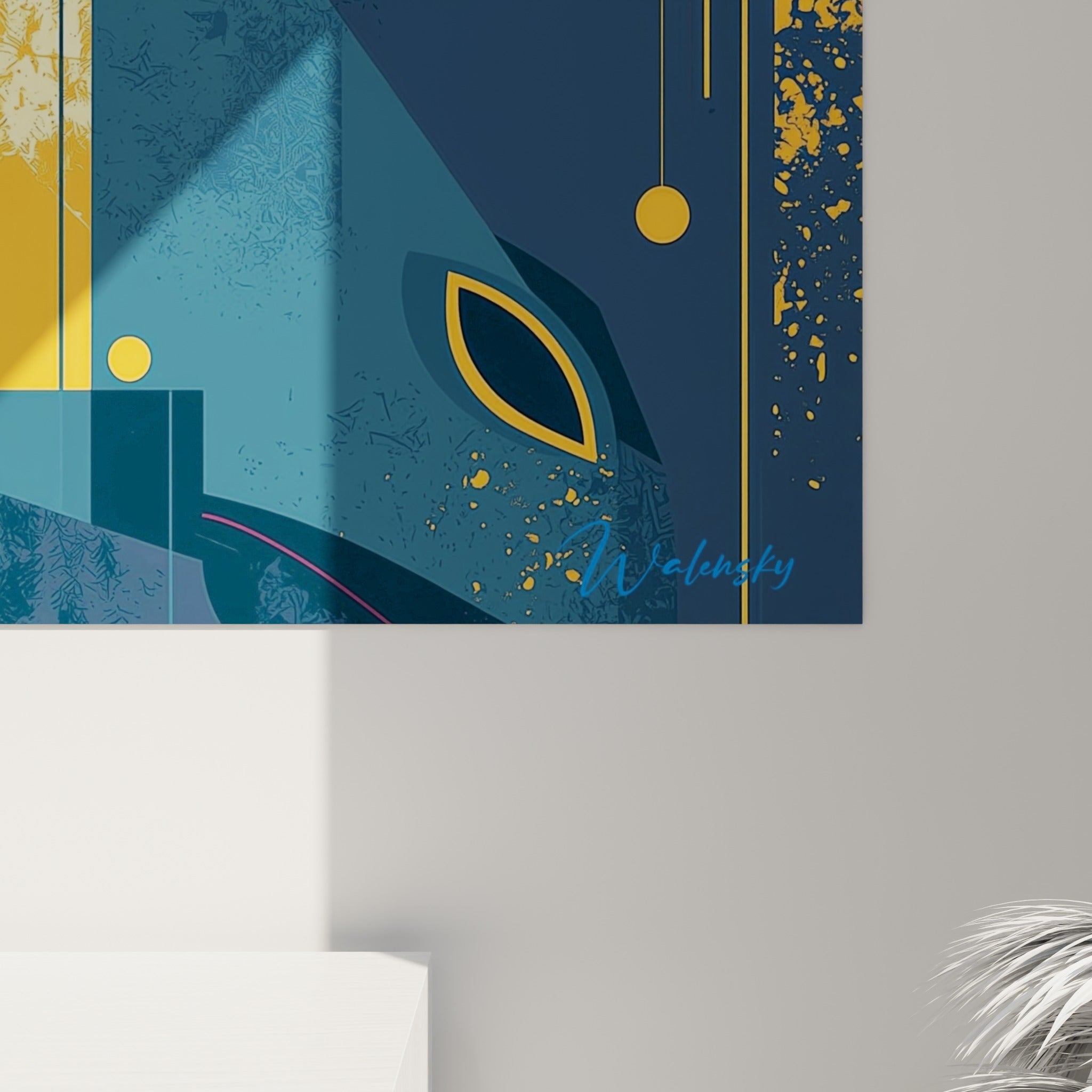 Empâtements dorés et touches pourpres se détachent sur fond bleu marine texturé de cette œuvre graphique