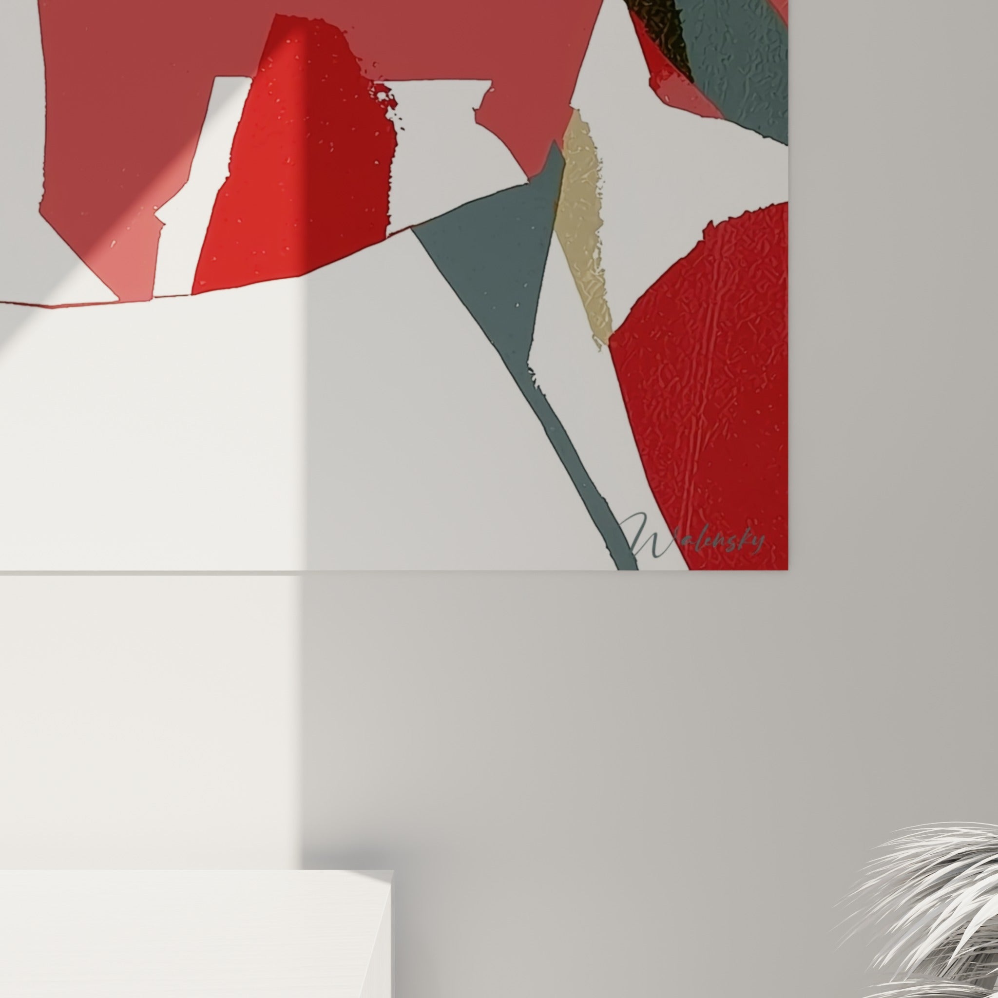 Éclats dorés texturés et empâtements rouges sur cette toile girafe accrochée au mur